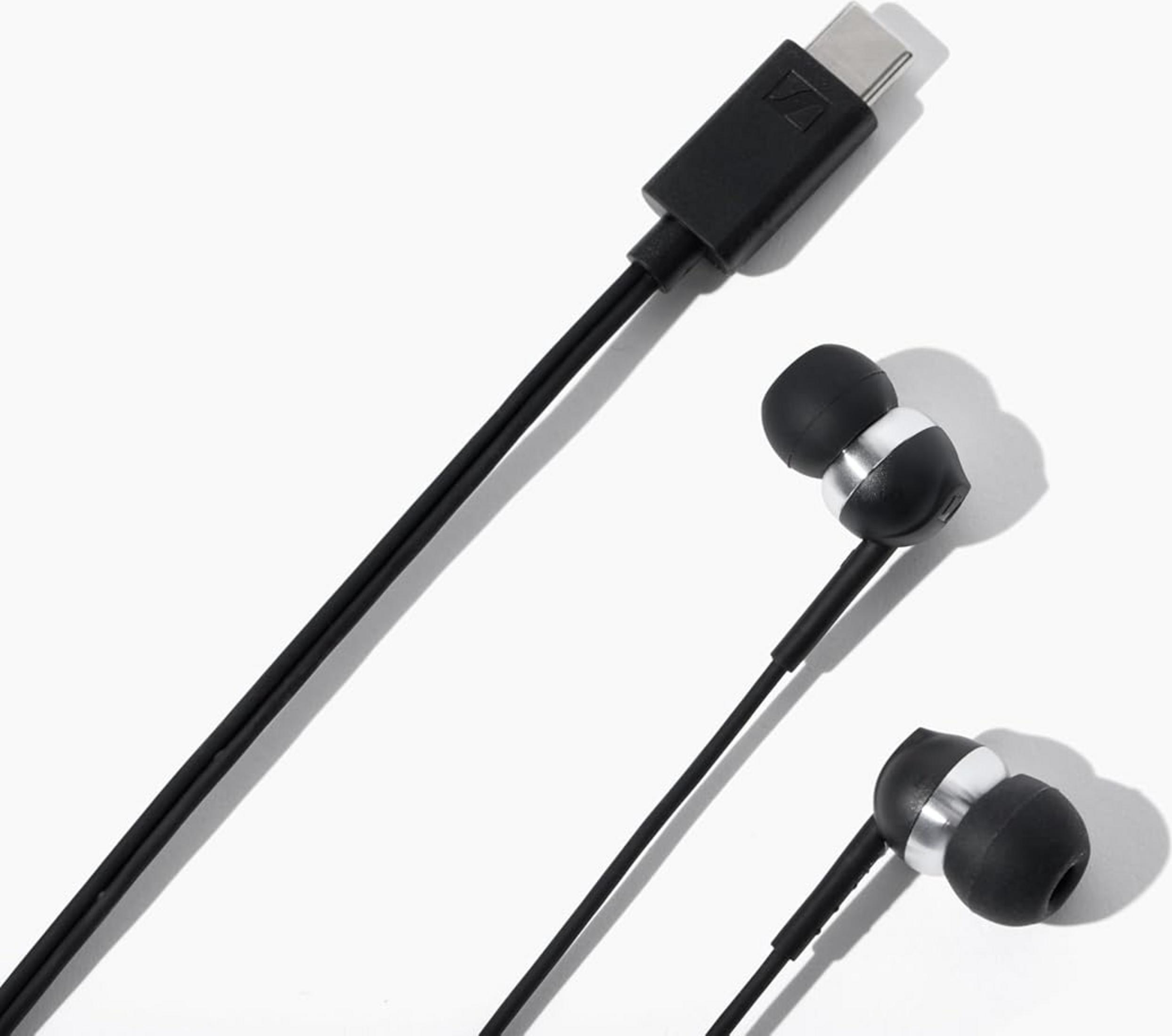 Auricolari neri con connettore USB-C su sfondo bianco.