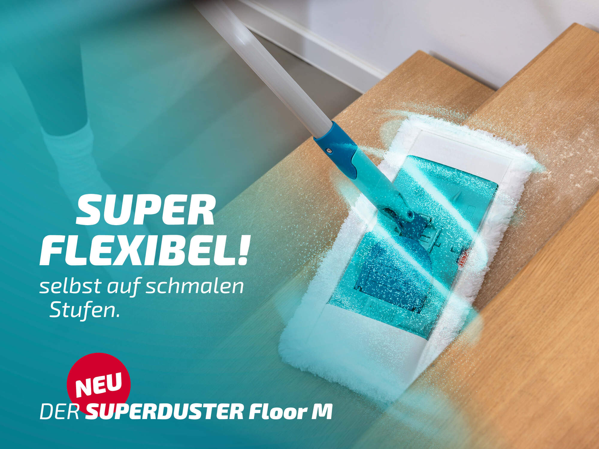 Ein Mopp reinigt staubige Holzstufen. Text: SUPER FLEXIBEL!