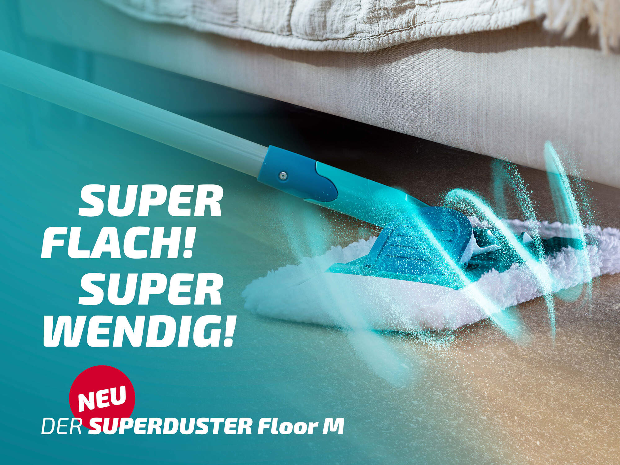 Ein Staubwischer reinigt den Boden unter einem Sofa. Text: SUPER FLACH! SUPER WENDIG!