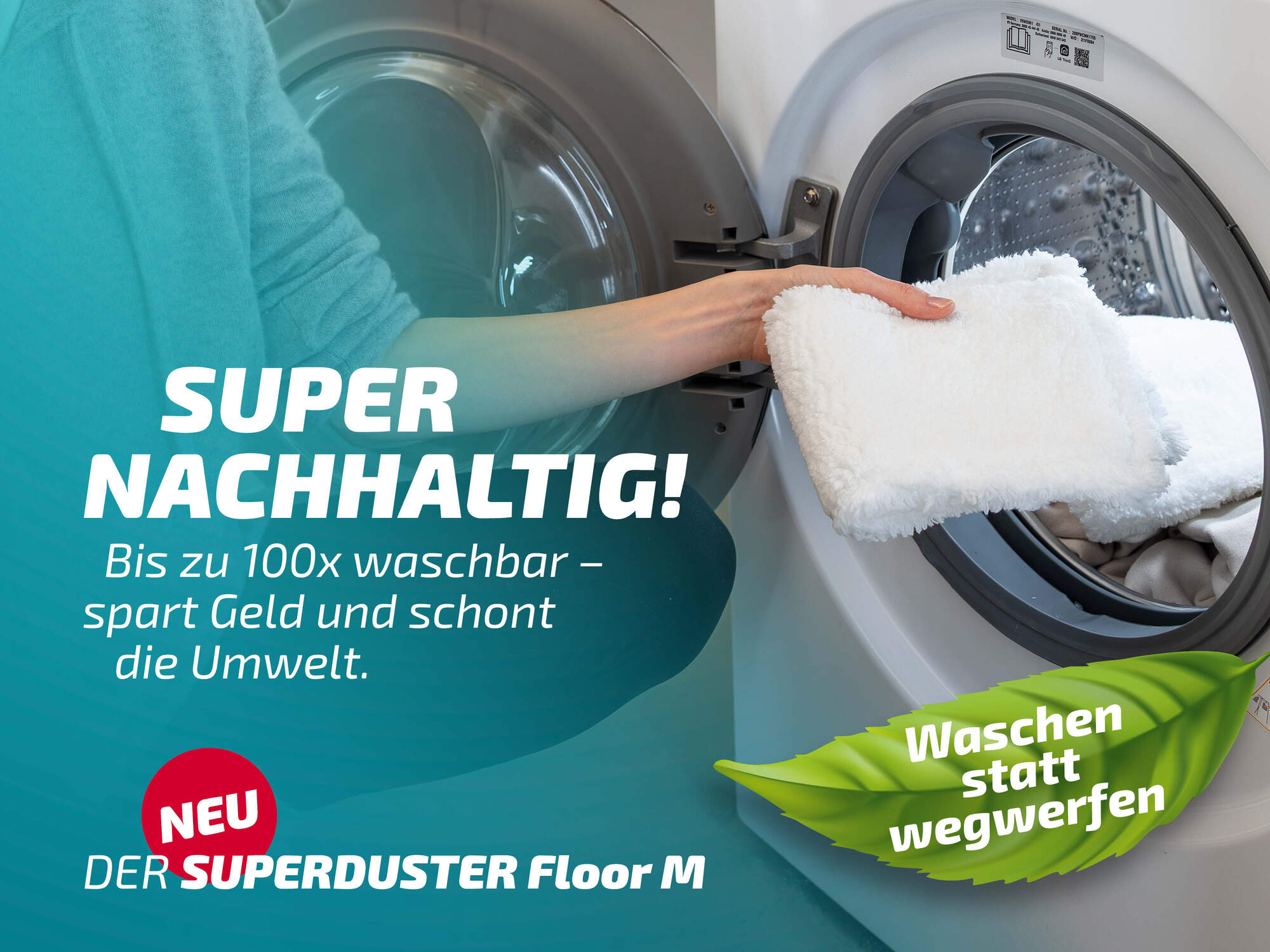 Eine Hand legt ein weißes Tuch in eine Waschmaschine. Text: Super nachhaltig.