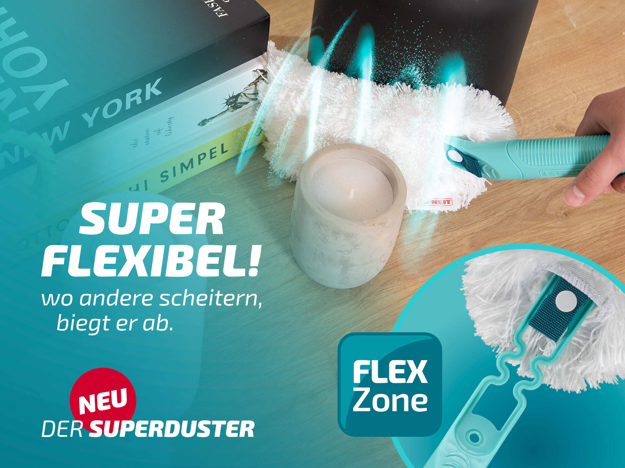 Ein blauer Staubwedel mit weißem Aufsatz reinigt neben Büchern und einer Kerze.