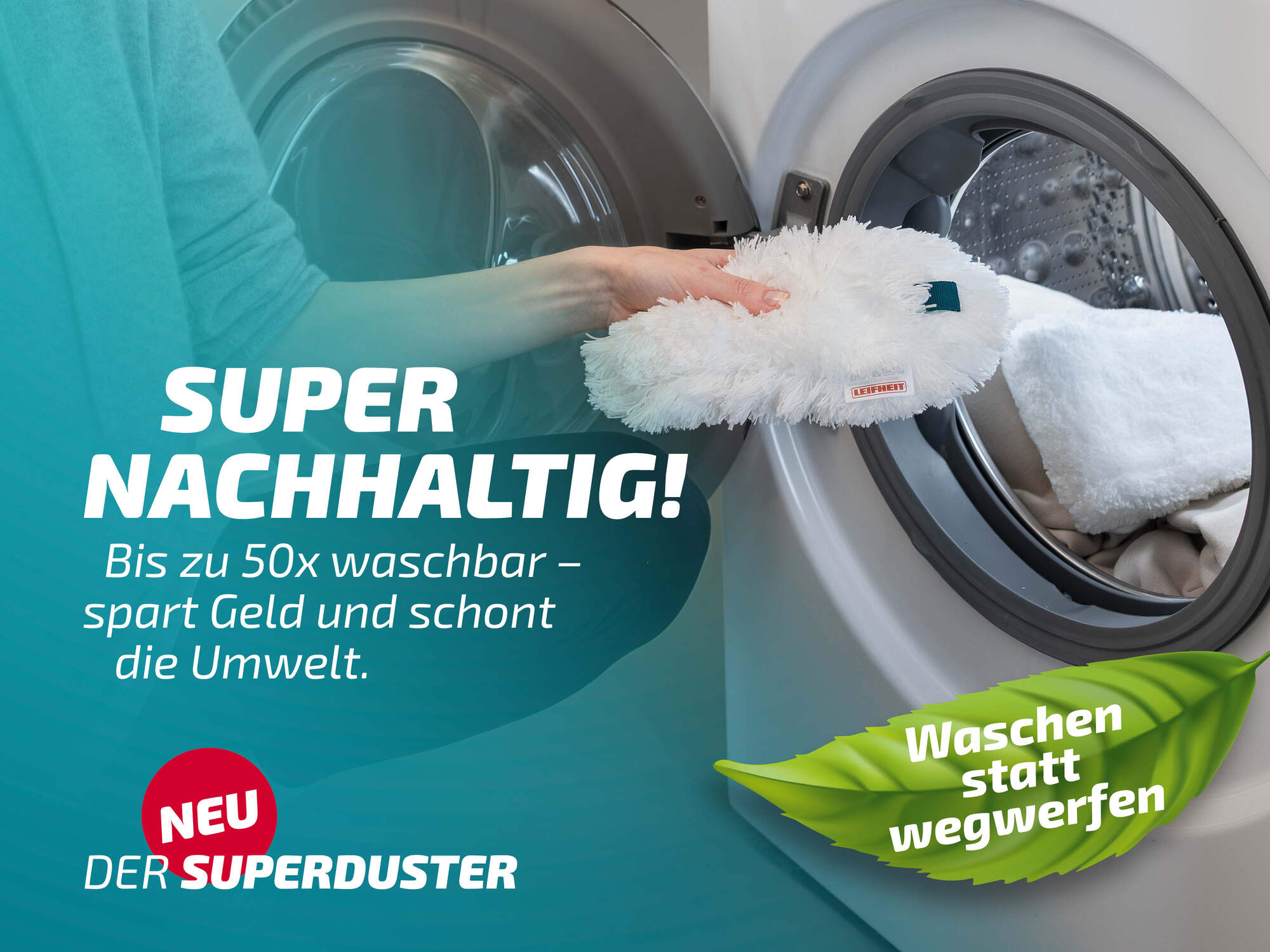 Eine Hand hält einen weißen Staubwedel vor einer Waschmaschine.