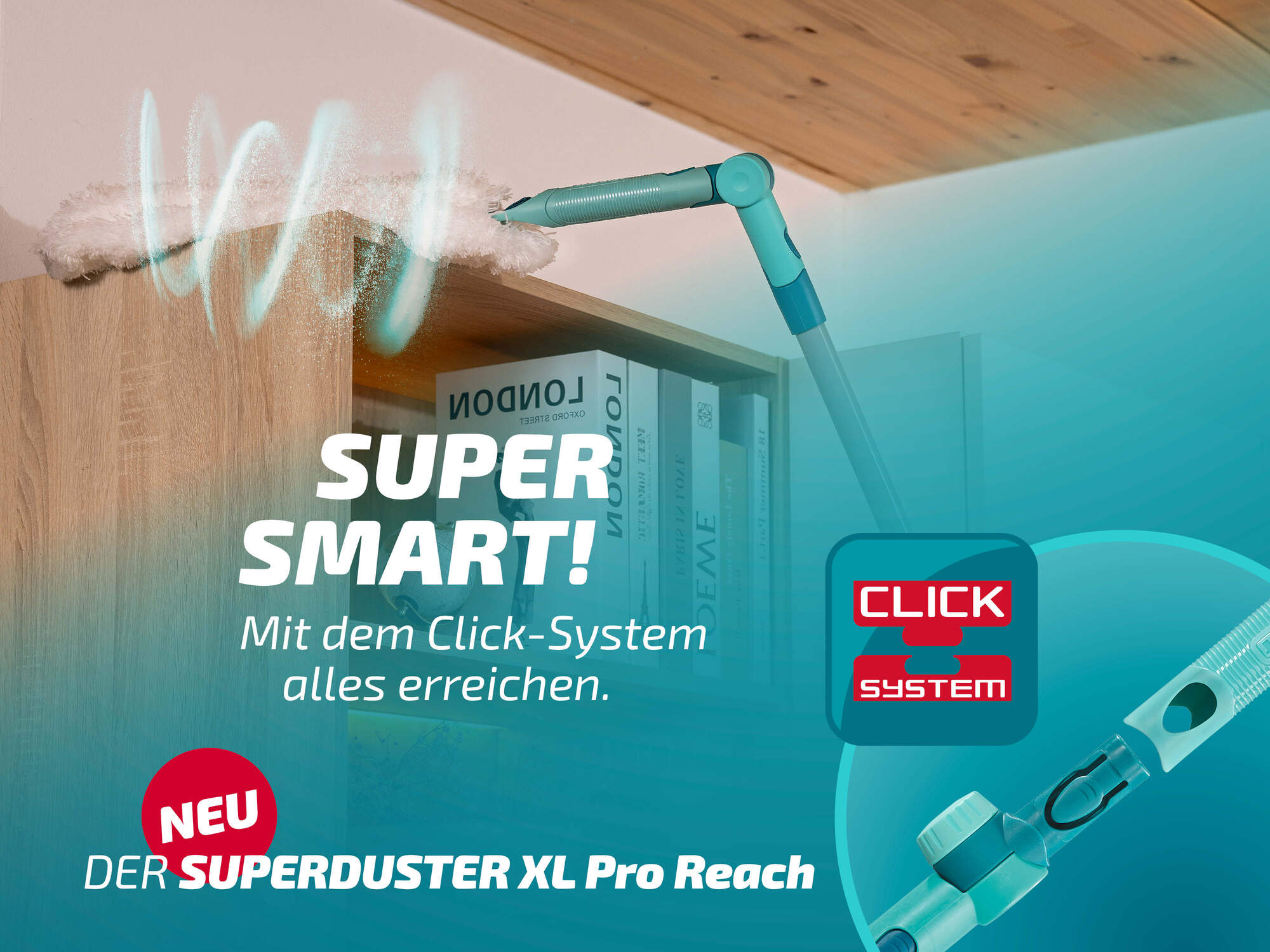 Ein Staubwedel mit Teleskopstiel reinigt eine Bücherreihe mit dem Click-System.