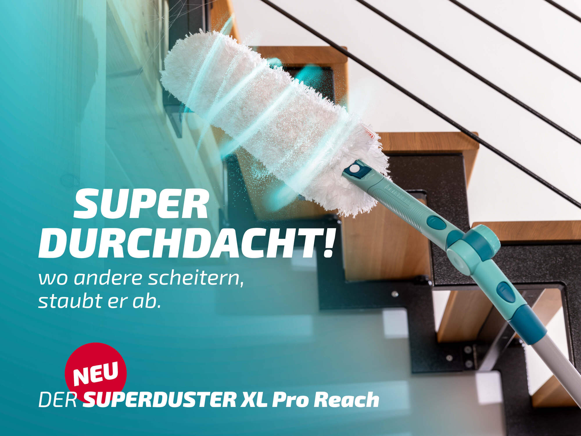 Ein Staubwedel reinigt eine Treppe. Text: SUPER DURCHDACHT! NEU.