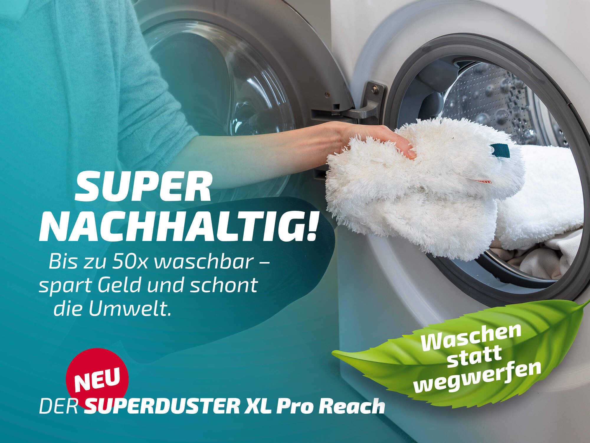 Eine Hand legt ein weißes Tuch in eine Waschmaschine. "Super nachhaltig!"