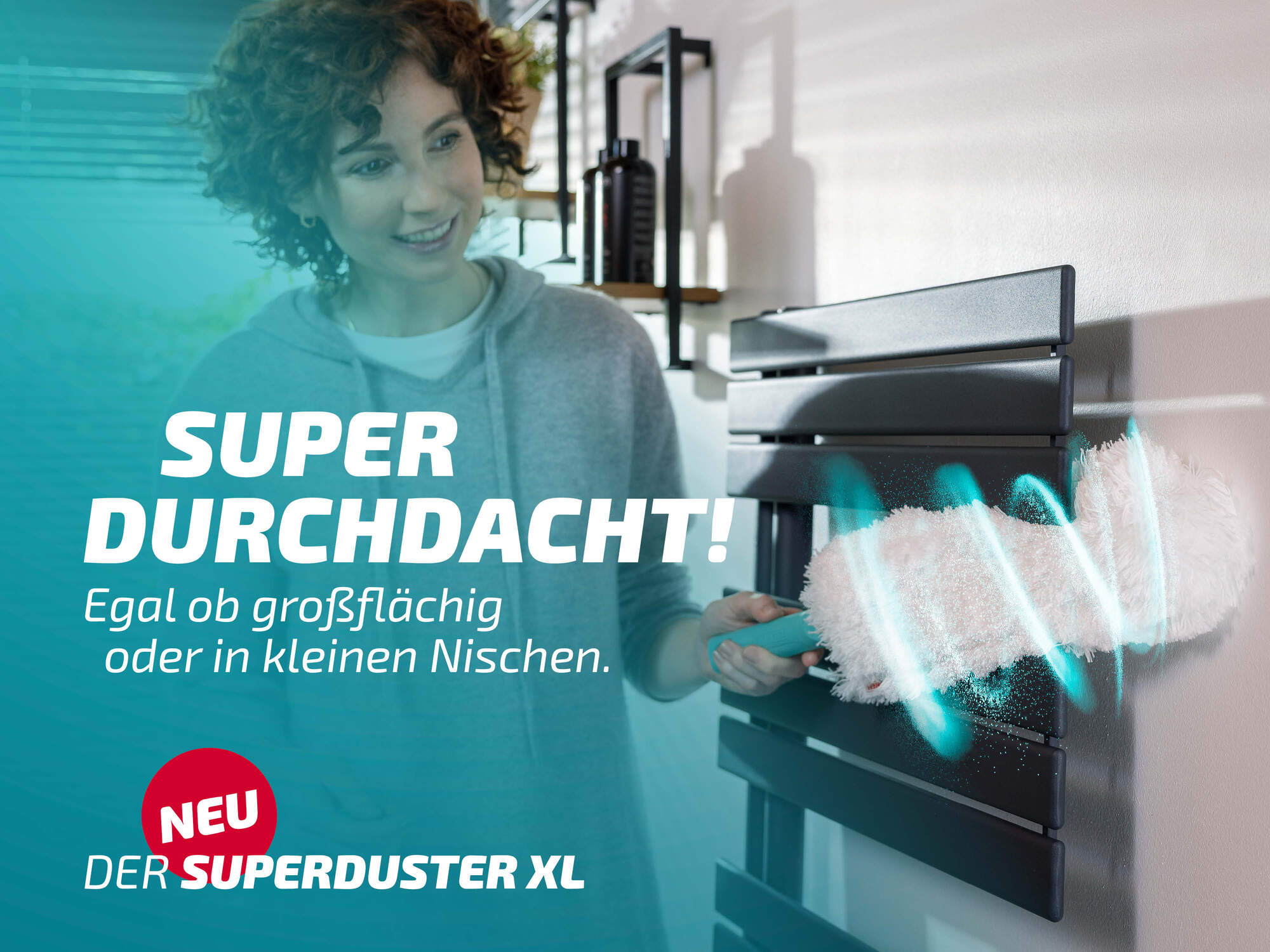 Eine Frau reinigt einen Heizkörper mit einem Staubwedel.