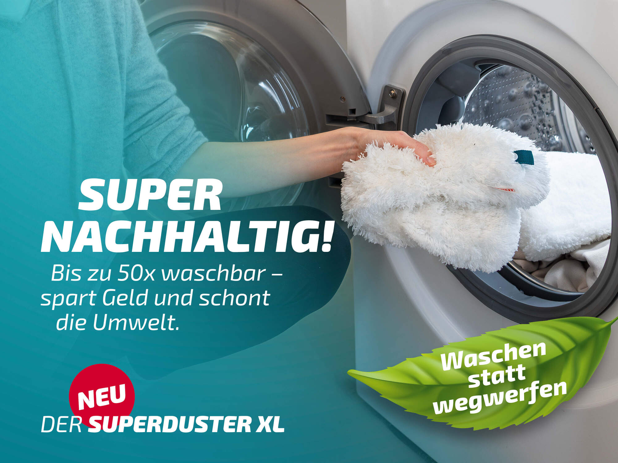 Eine Hand legt ein weißes Tuch in eine Waschmaschine. "Super nachhaltig!" steht da.