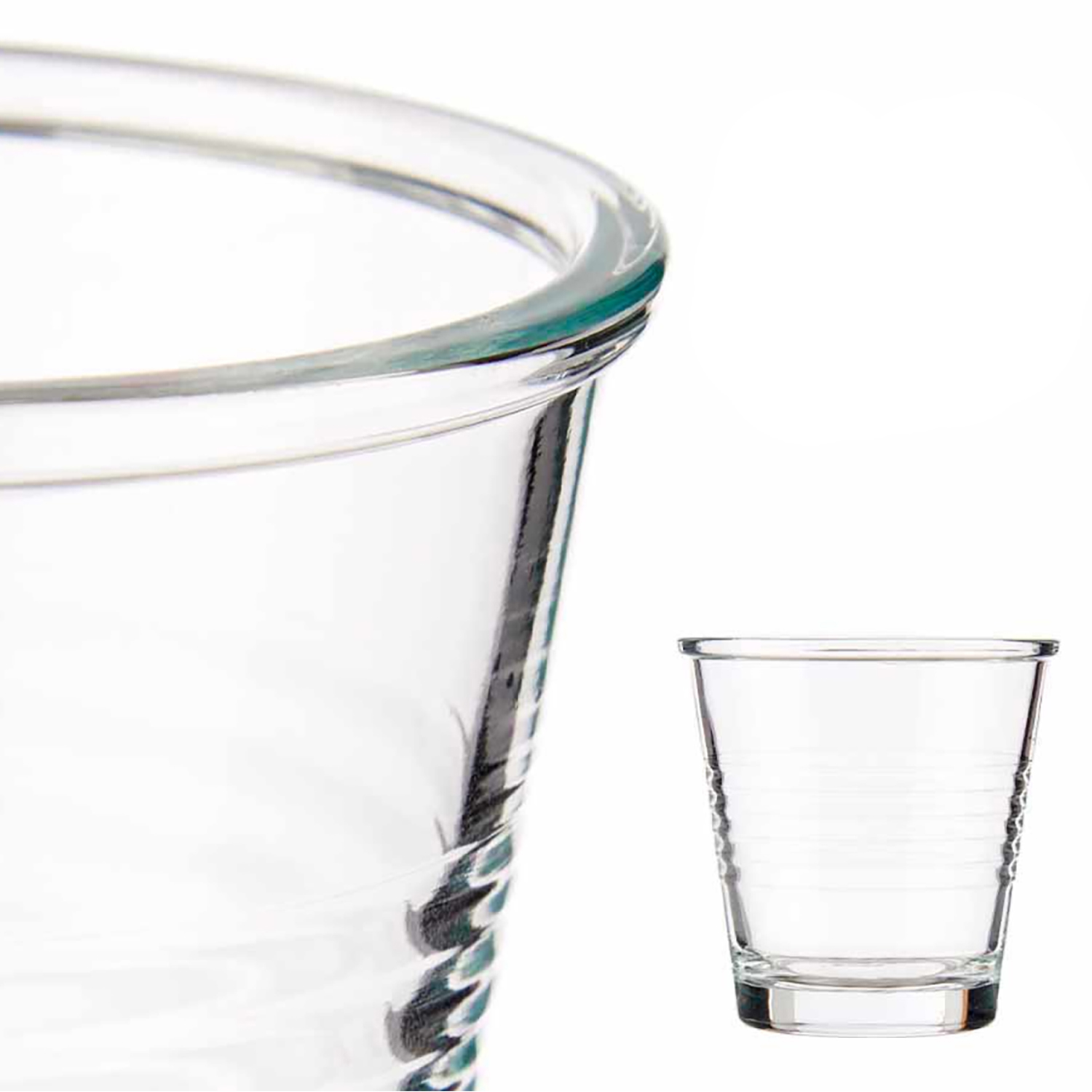 Primer plano de un vaso grande a la izquierda y uno pequeño a la derecha. Fondo blanco.