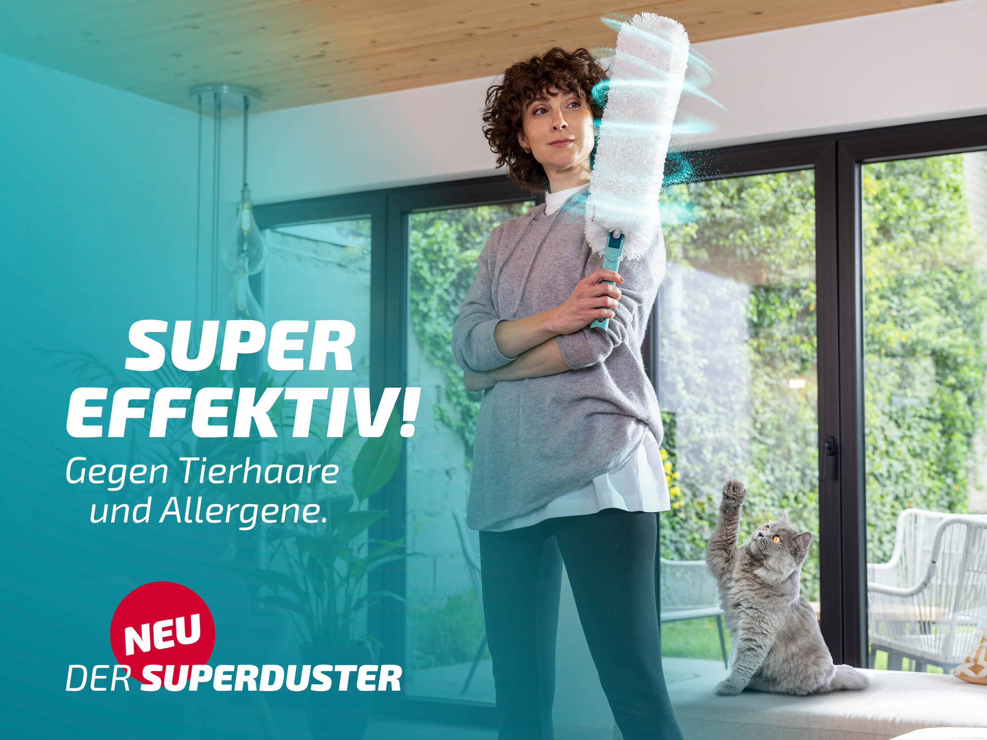 Frau mit Staubwedel und Katze im Raum. Werbetext.