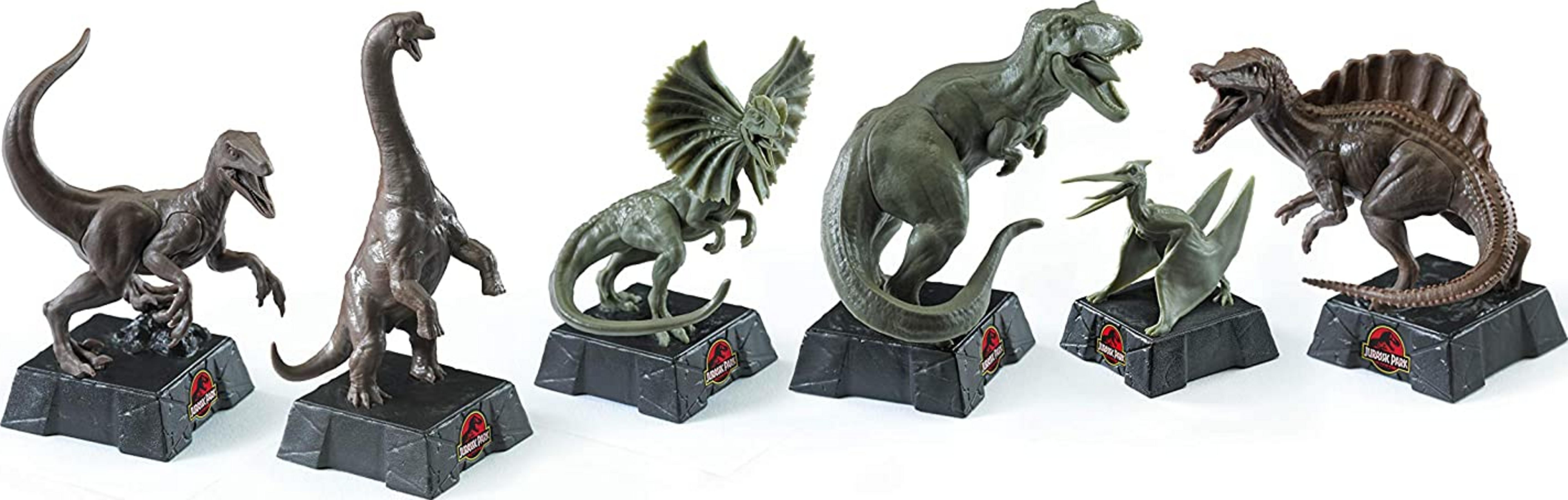 Seis figuras de dinosaurios de Jurassic Park: raptor, brontosaurio, dilofosaurio, T-Rex, pterodáctilo, Spinosaurus.