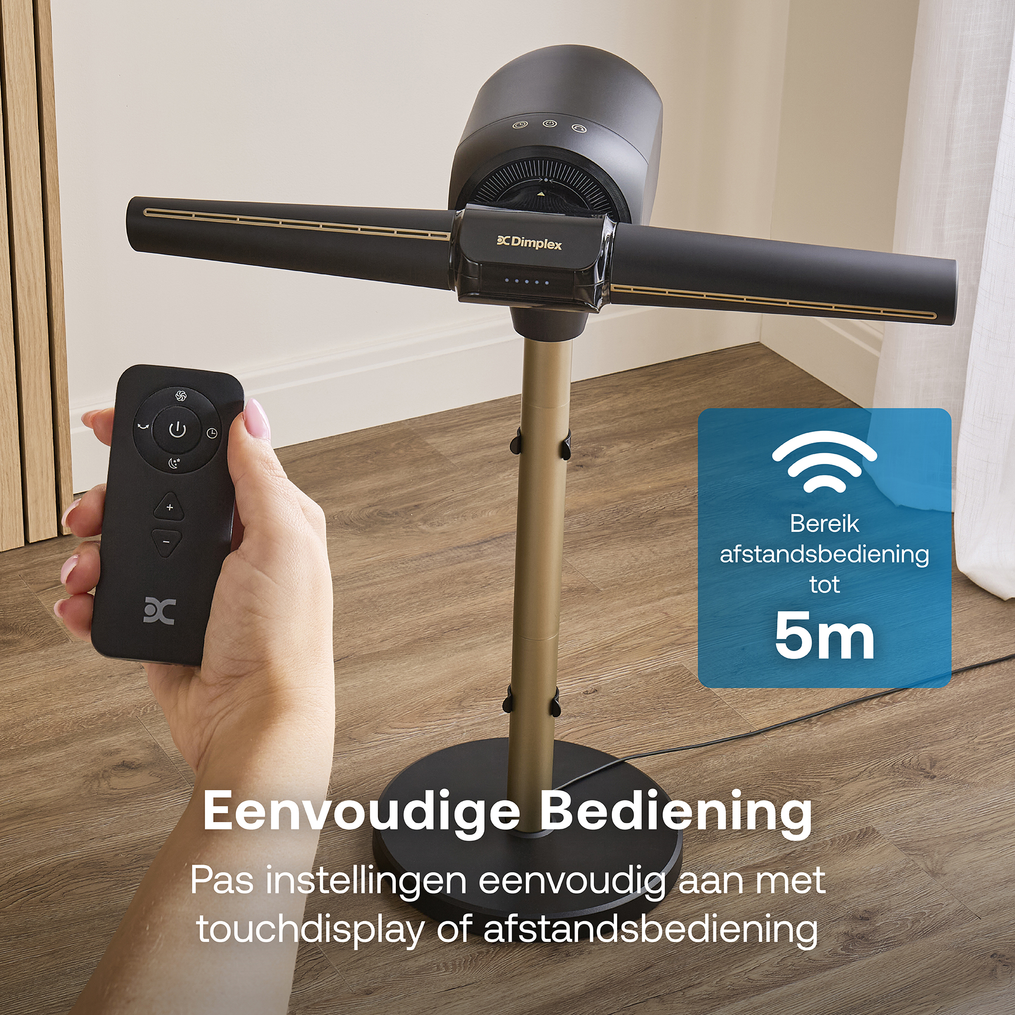 Een hand houdt een afstandsbediening vast naast een Dimplex staande ventilator.