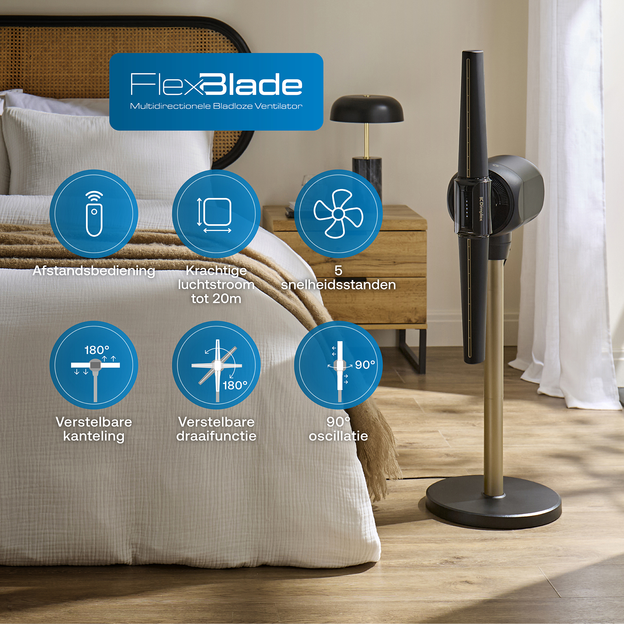 Een FlexBlade bladeless ventilator staat op een houten vloer naast een bed.
