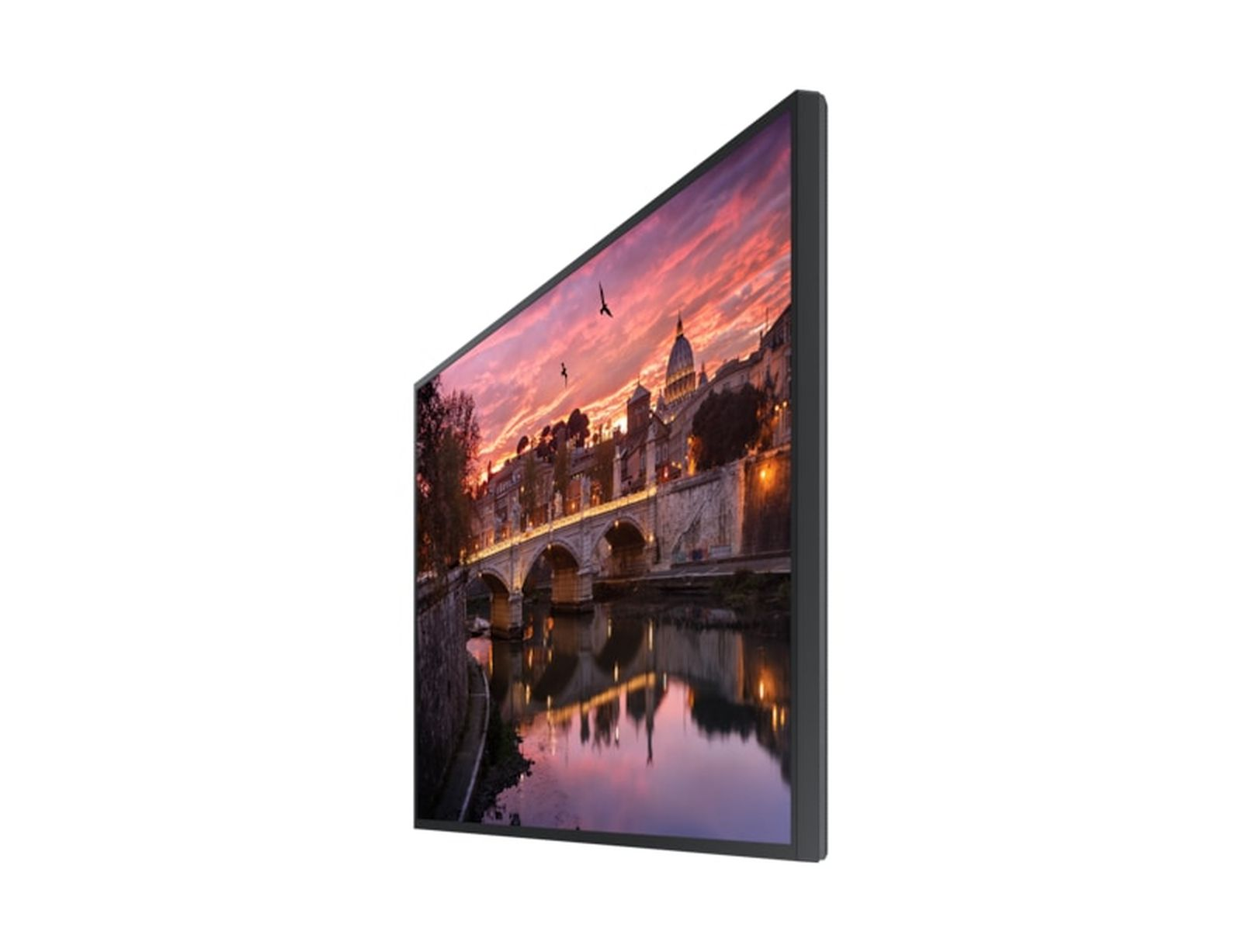 Ein Fernseher zeigt eine Brücke und Gebäude bei Sonnenuntergang mit reflektierendem Wasser.