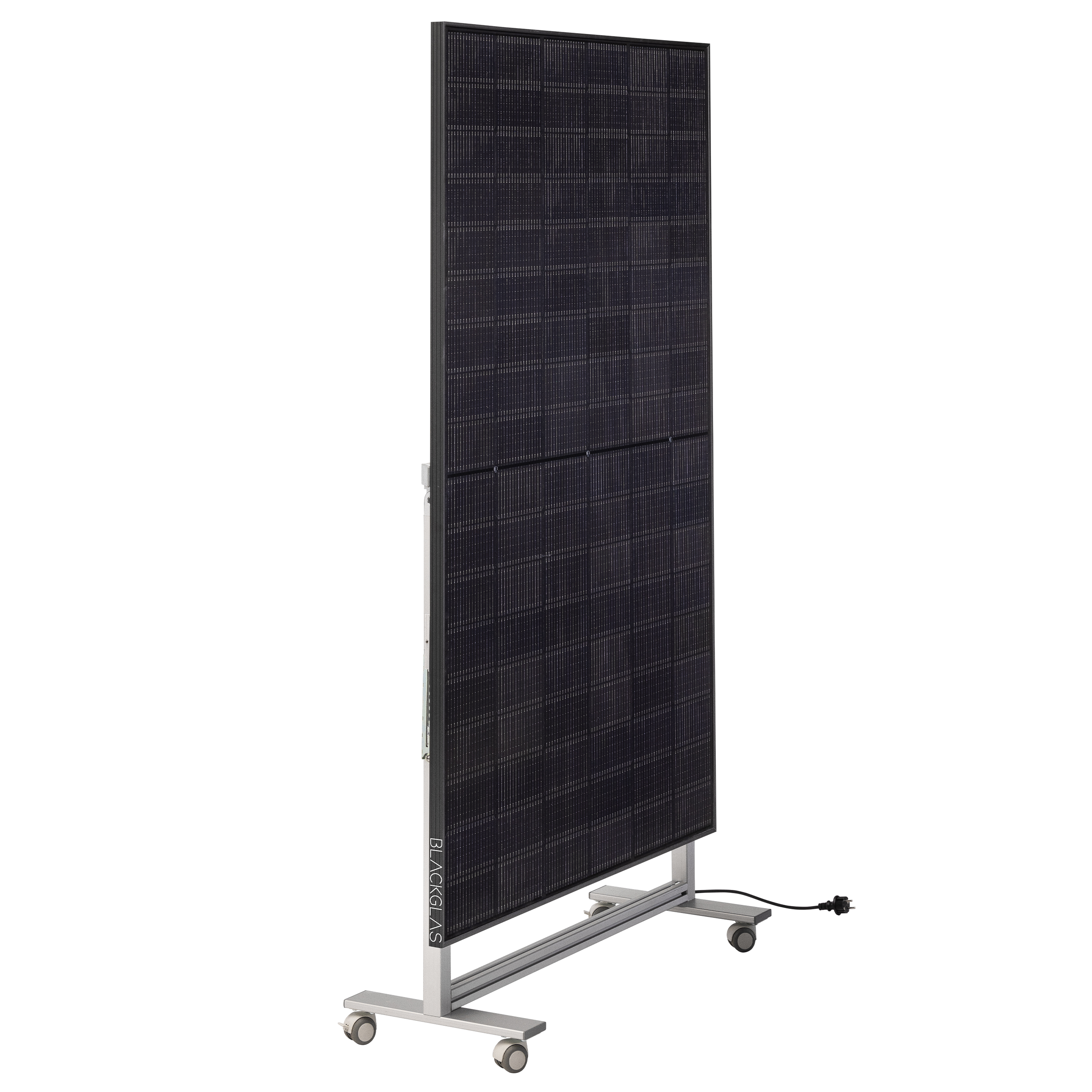 Ein schwarzes Solarmodul auf einem silbernen Metallrahmen mit Rädern und einem Kabel.