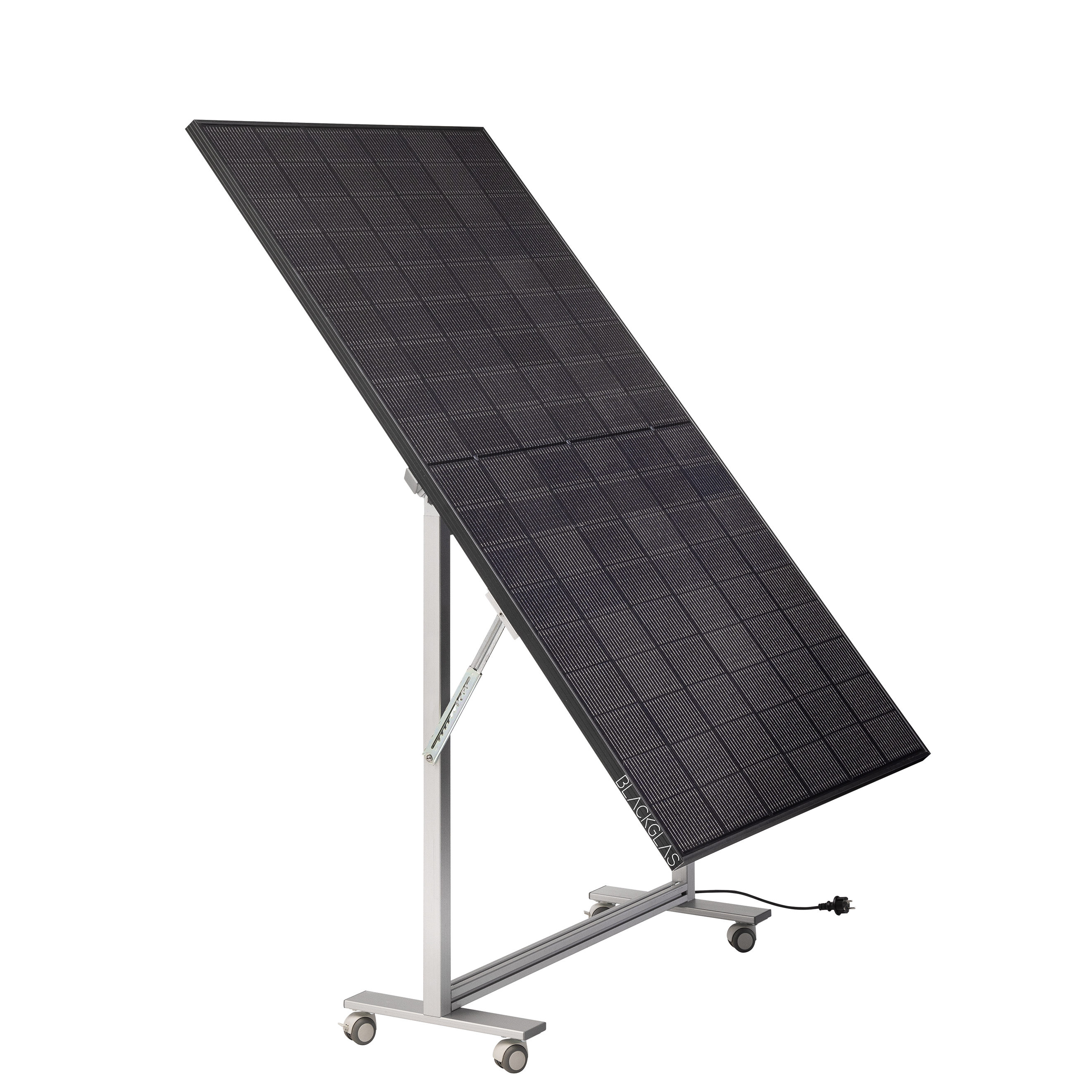 Ein schwarzes Solarmodul auf einem silbernen Ständer mit Rädern.