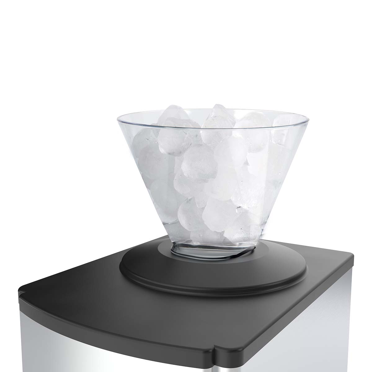 Ein Glasbehälter voller Eiswürfel steht auf einem silbernen und schwarzen Gerät.