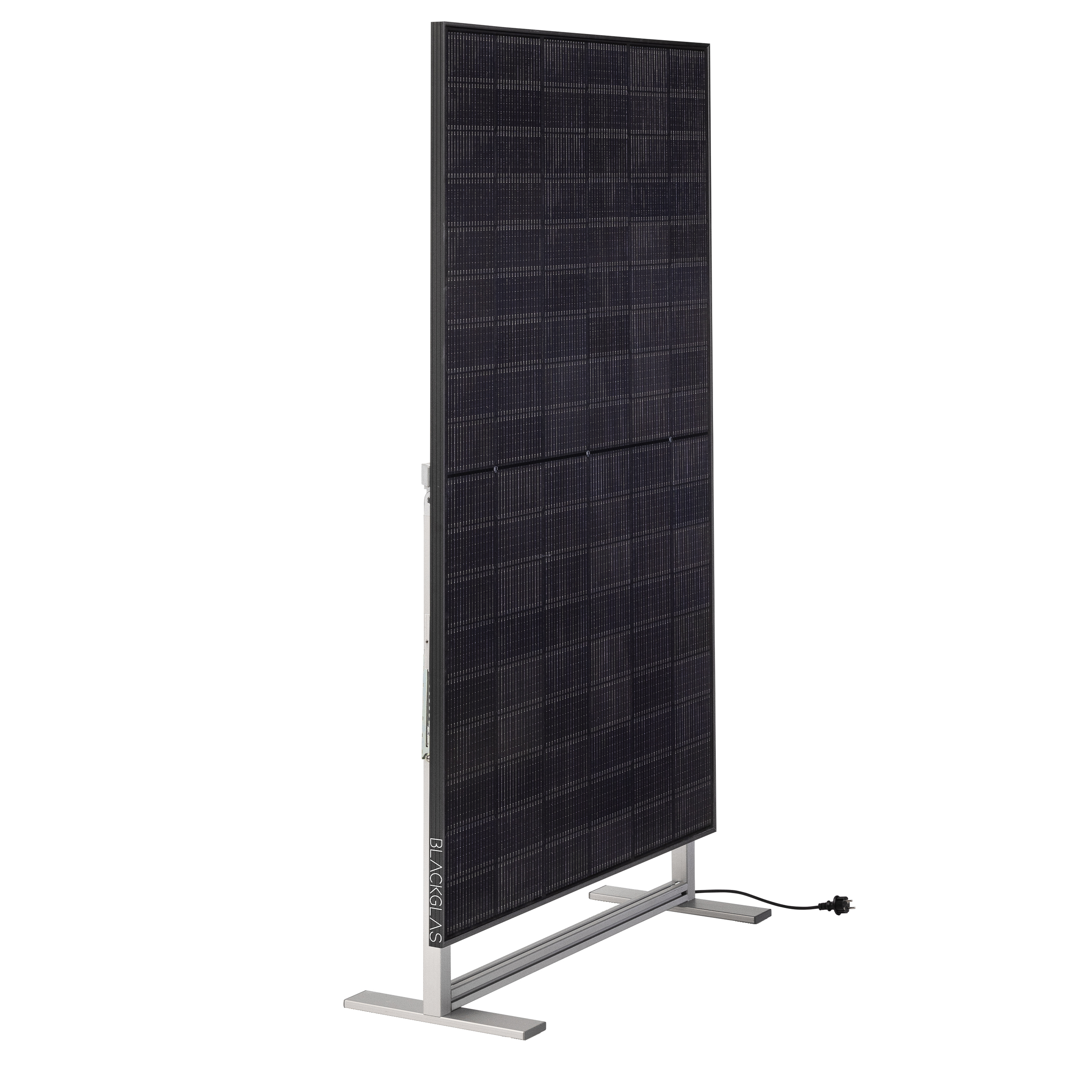 Ein vertikales schwarzes Solarmodul auf einem silbernen Ständer mit einem Stecker.