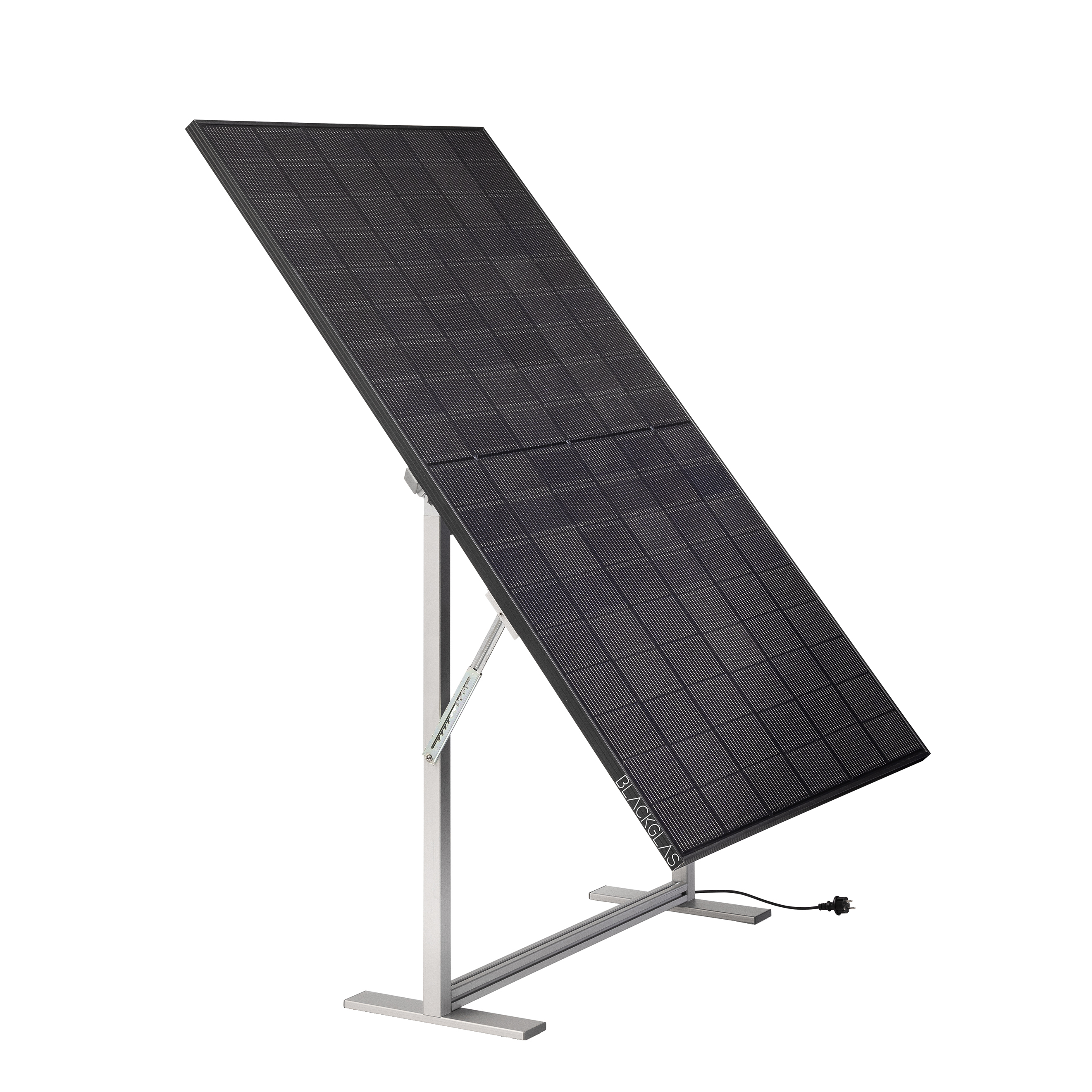 Ein schwarzes Solarmodul auf einem silbernen Ständer mit Kabel und Stecker.