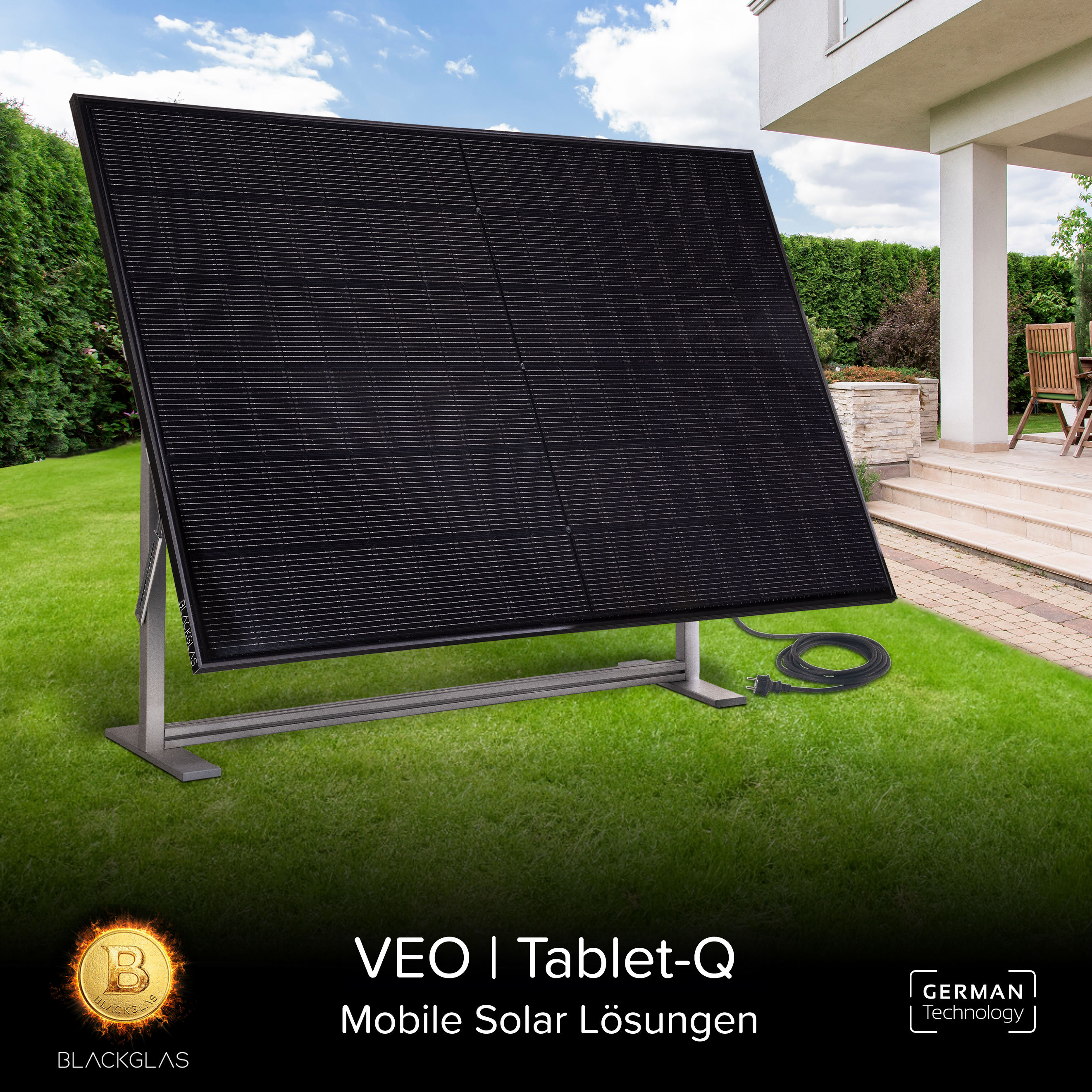 Ein schwarzes Solarpanel steht auf einem Ständer im Gras neben einem Haus.