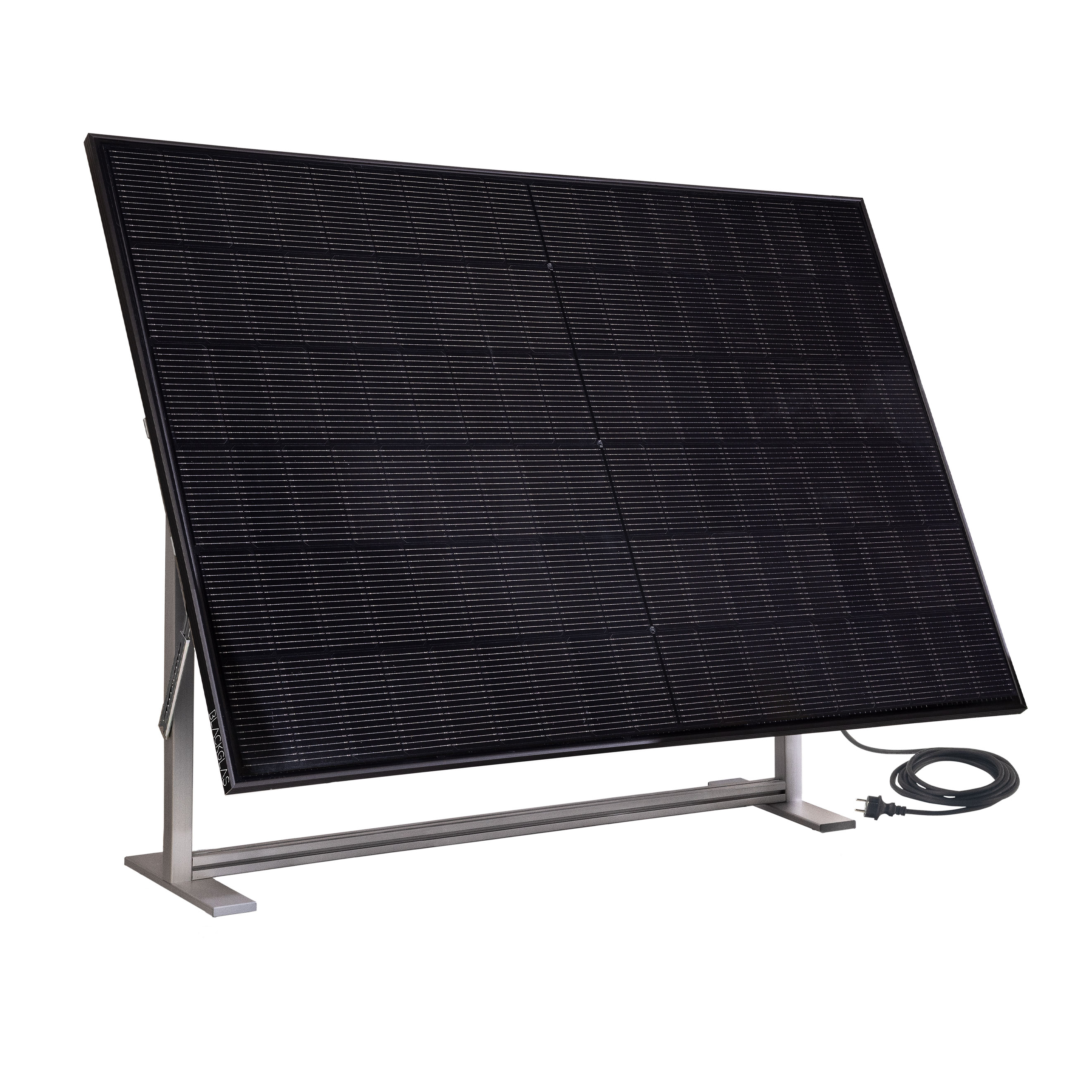 Ein schwarzes Solarmodul auf einem Metallständer mit Kabel und Stecker.
