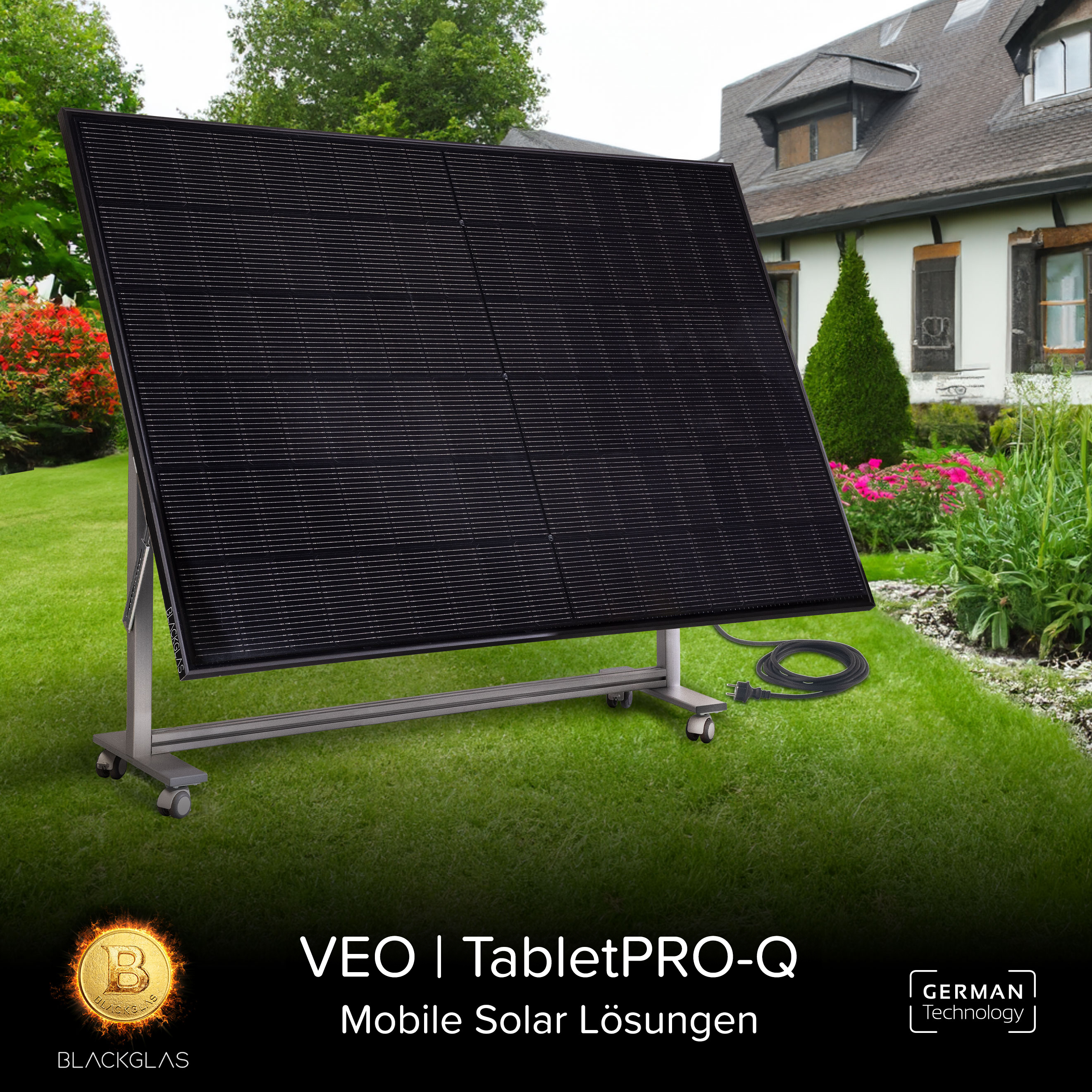 Ein mobiles Solarpanel steht auf einem Rasen vor einem Haus.