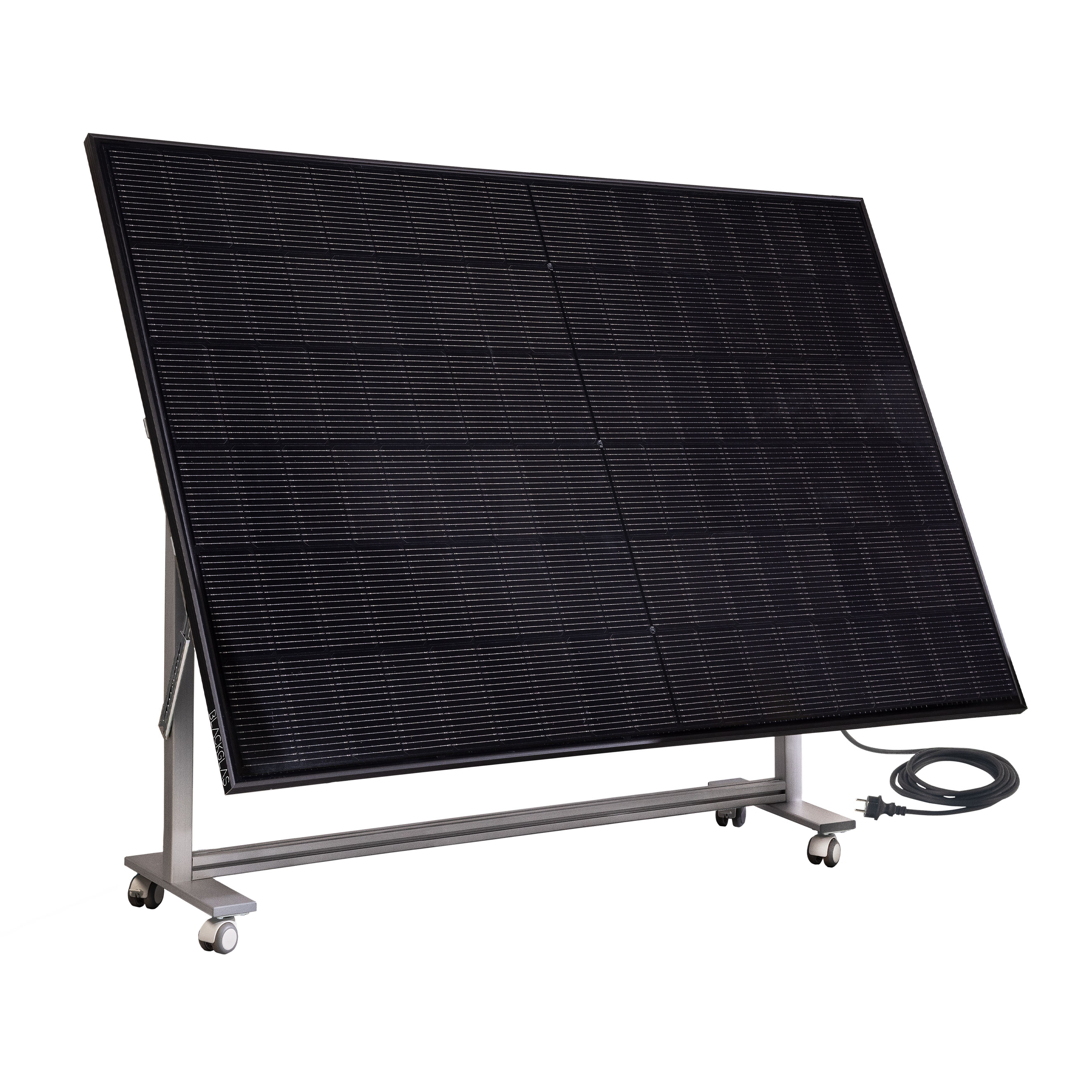 Ein schwarzes Solarpanel auf einem Metallständer mit Rädern und einem Kabel.