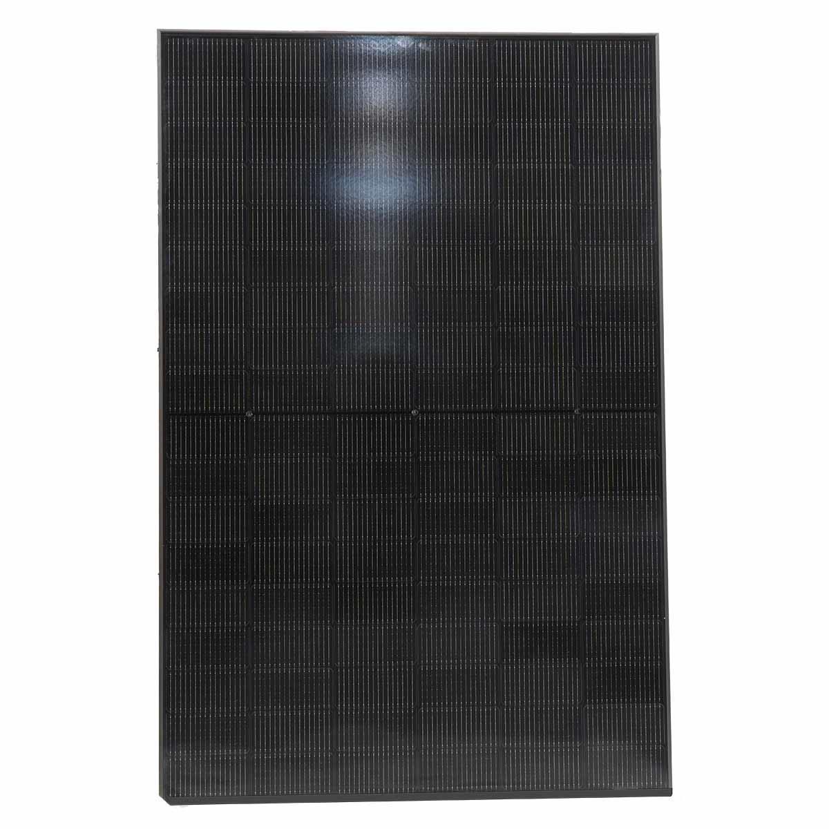 Schwarzes Solarmodul mit feinen vertikalen Linien und einem Rahmen.
