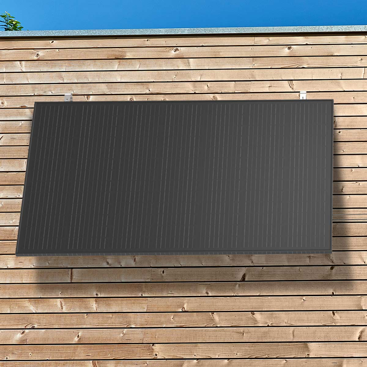 Dunkles Solarpanel an einer Holzwand montiert, blauer Himmel oben.