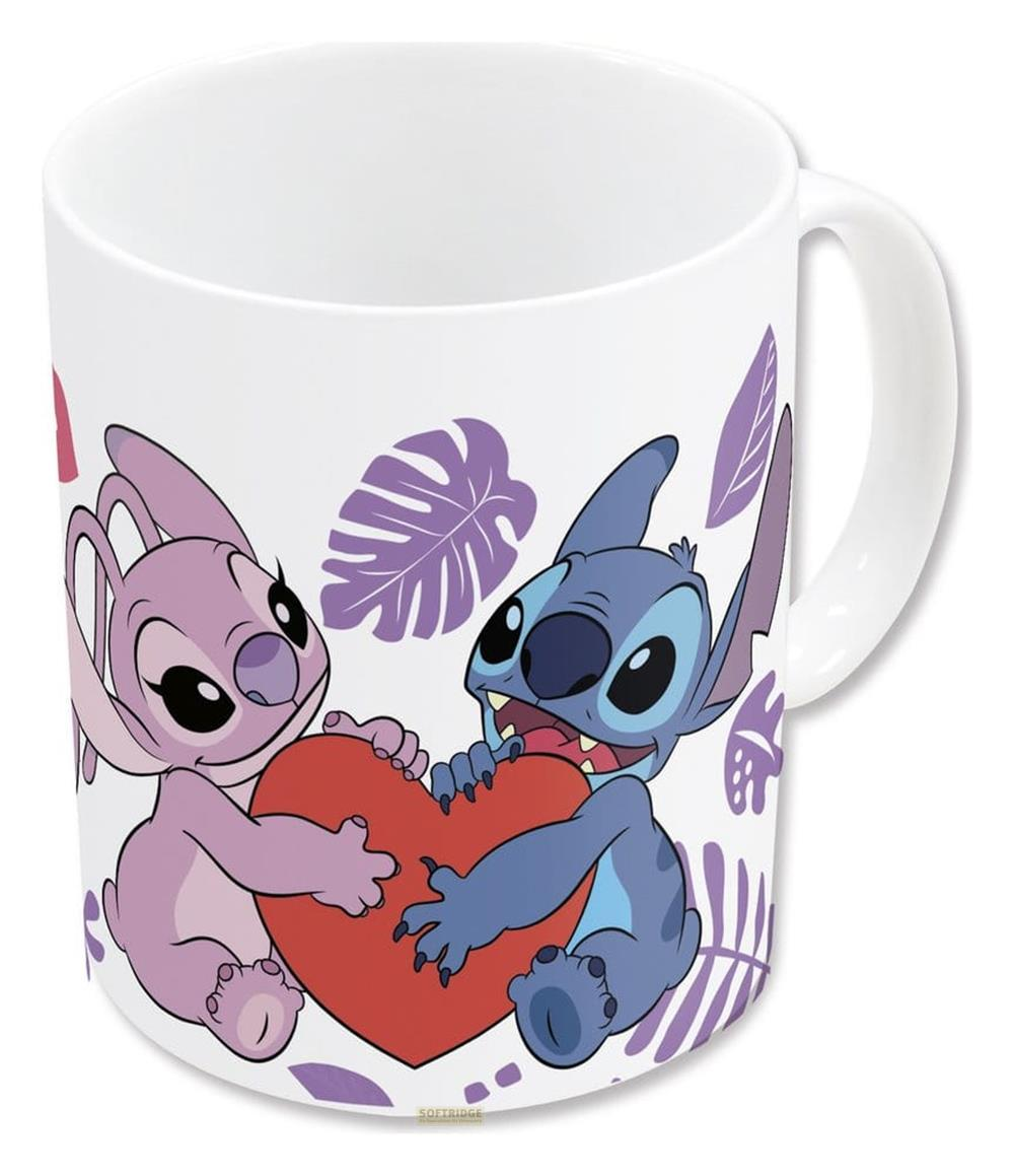 Zwei Zeichentrickfiguren, Stitch und Angel, halten gemeinsam ein rotes Herz auf einer weißen Tasse.