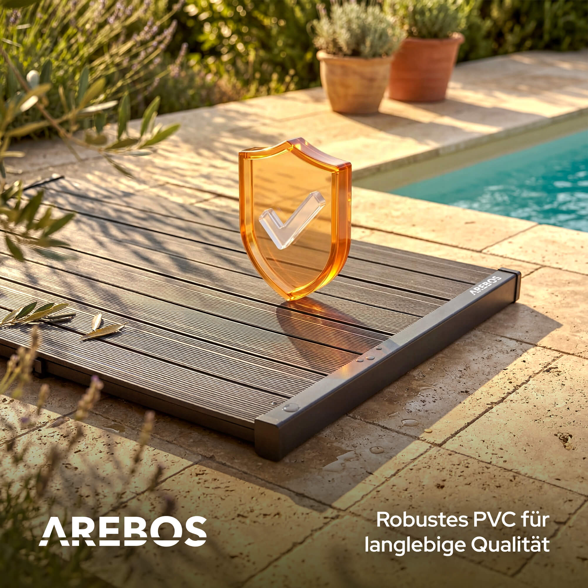 Ein orangefarbenes Schild mit einem Häkchen liegt auf einer Holzterrasse am Pool.