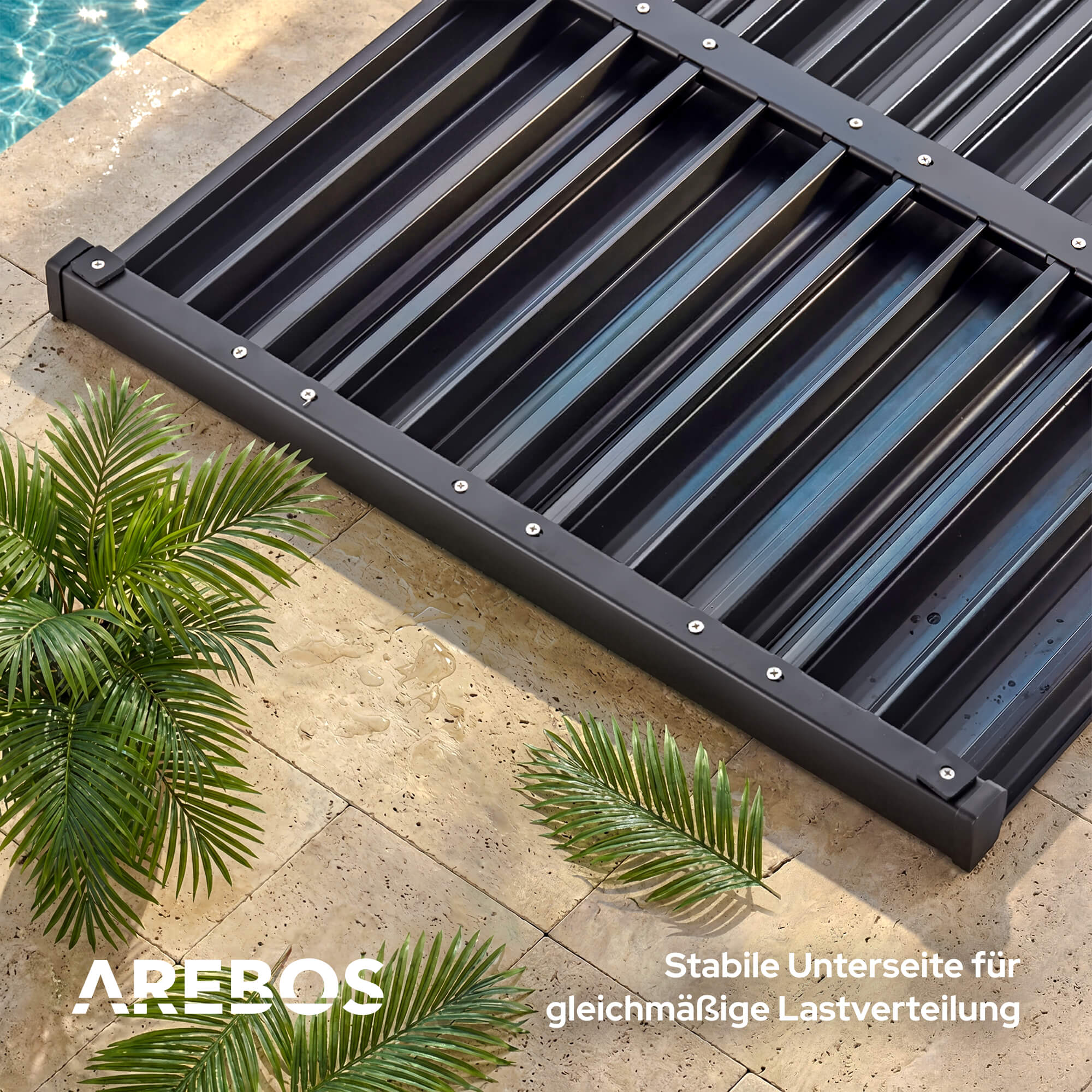 Schwarzes Gitter über Steinplatten mit Palmblättern. Pool im Hintergrund.