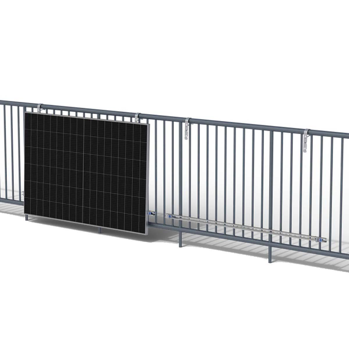 Ein schwarzes Solarpanel ist an einem grauen Metallzaun befestigt.