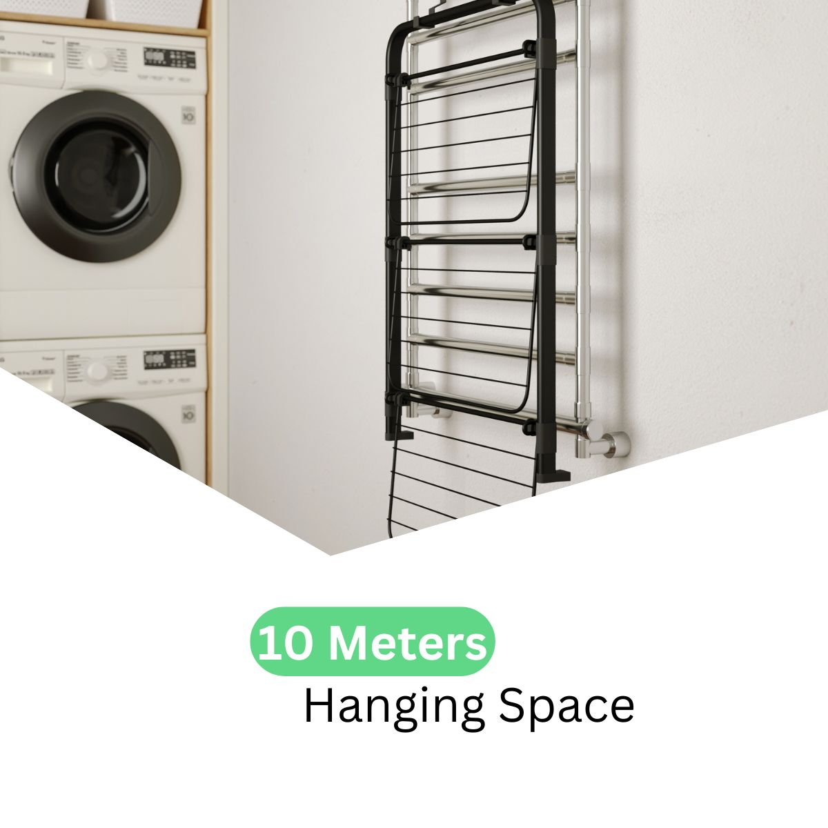 Un étendoir à linge pliable en métal avec supports noirs monté sur un mur blanc.