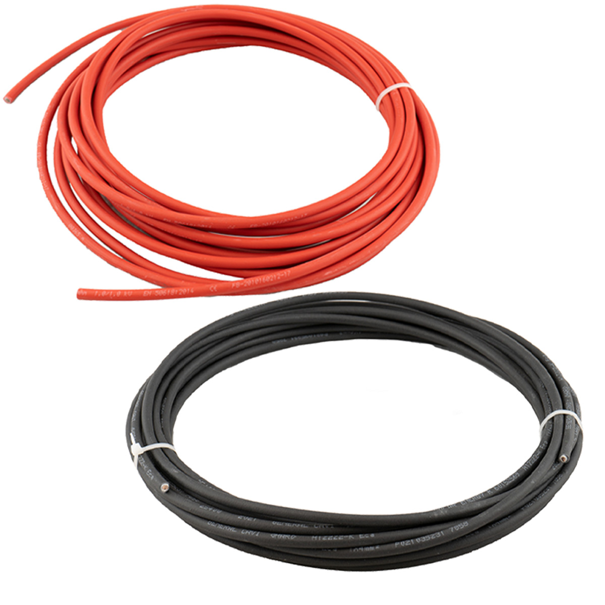 Zwei Rollen Kabel, eine rote und eine schwarze, auf weißem Hintergrund.