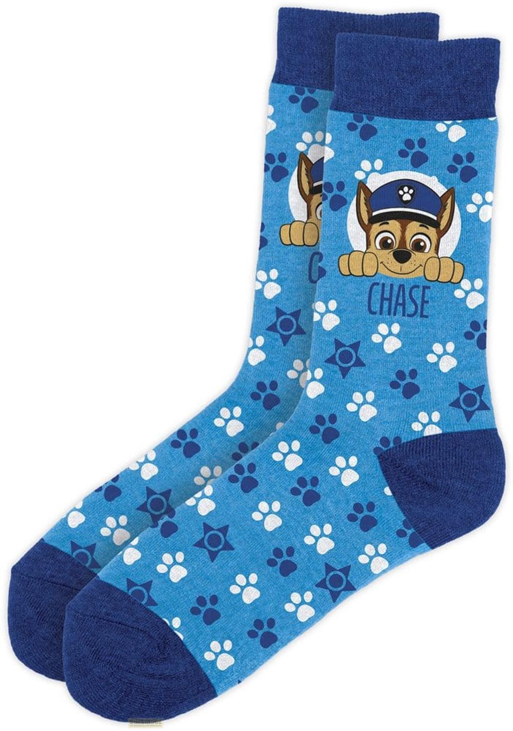 Blaue Socken mit Paw Patrol Chase und Pfotenabdrücken.