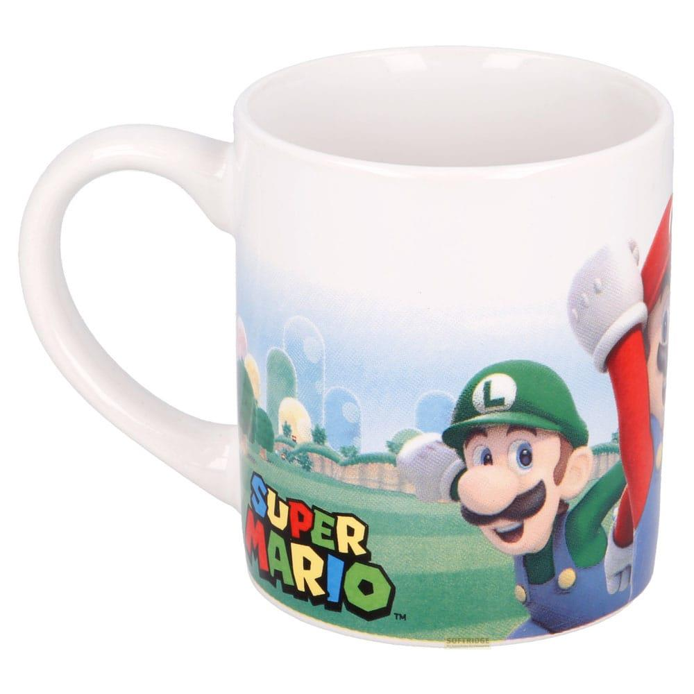 Weiße Tasse mit Super Mario-Motiv, Luigi und Mario vor grüner Landschaft.