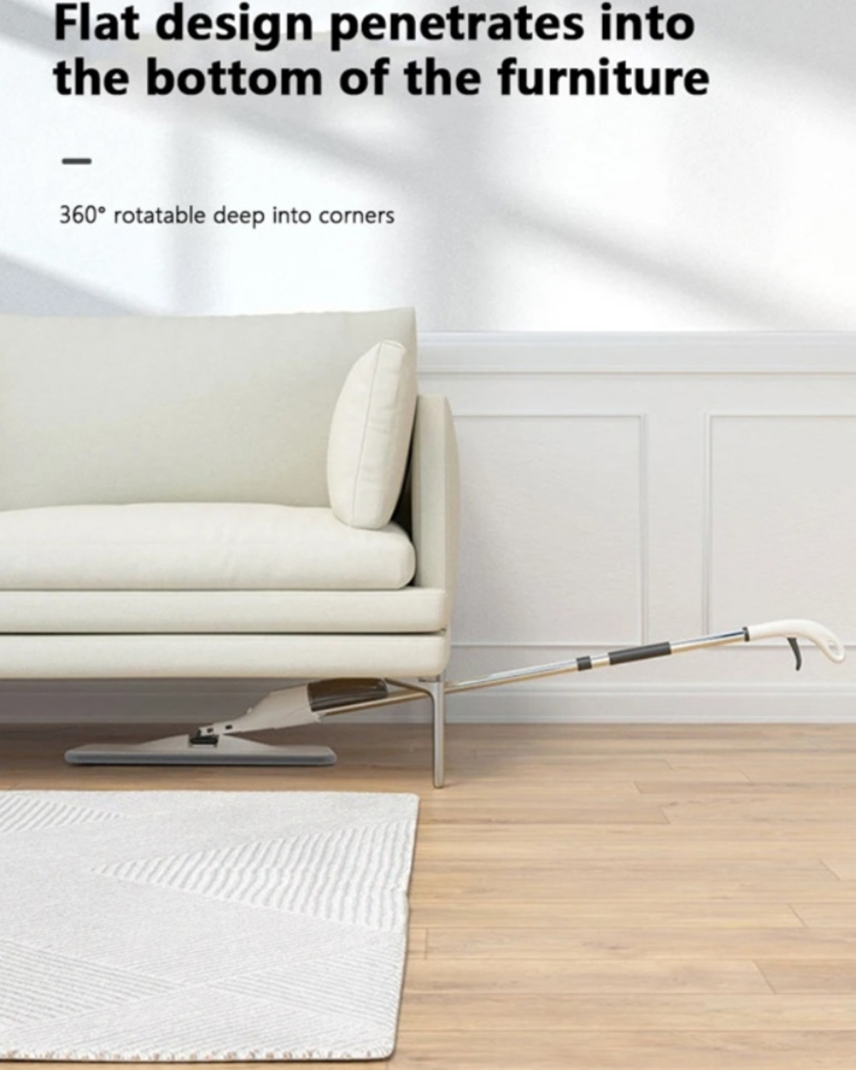 Ein flacher Mopp reinigt unter einem weißen Sofa, das auf einem Holzboden steht.