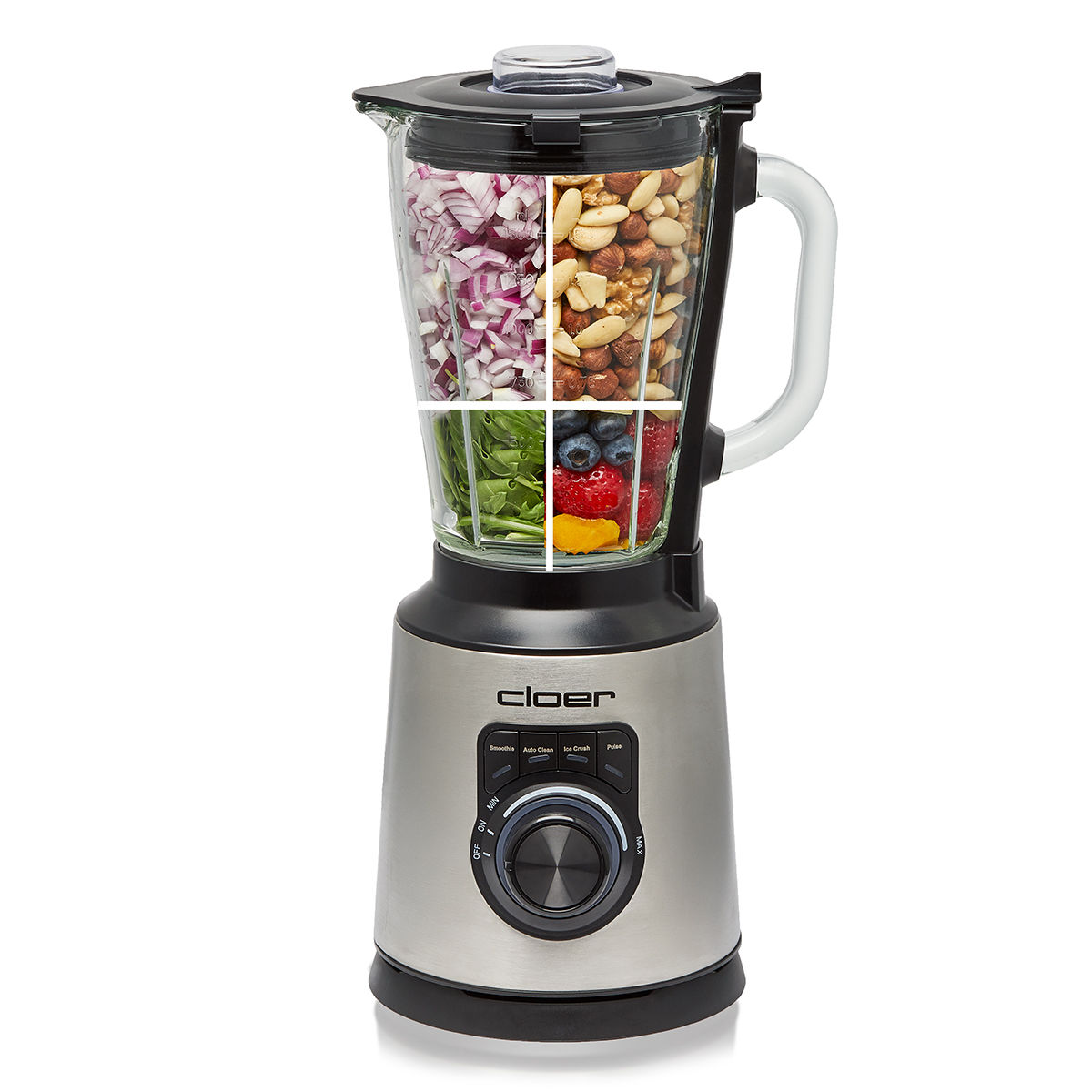 Ein Mixer mit gehackten Zwiebeln, Nüssen, Spinat und Beeren im Glasbehälter.