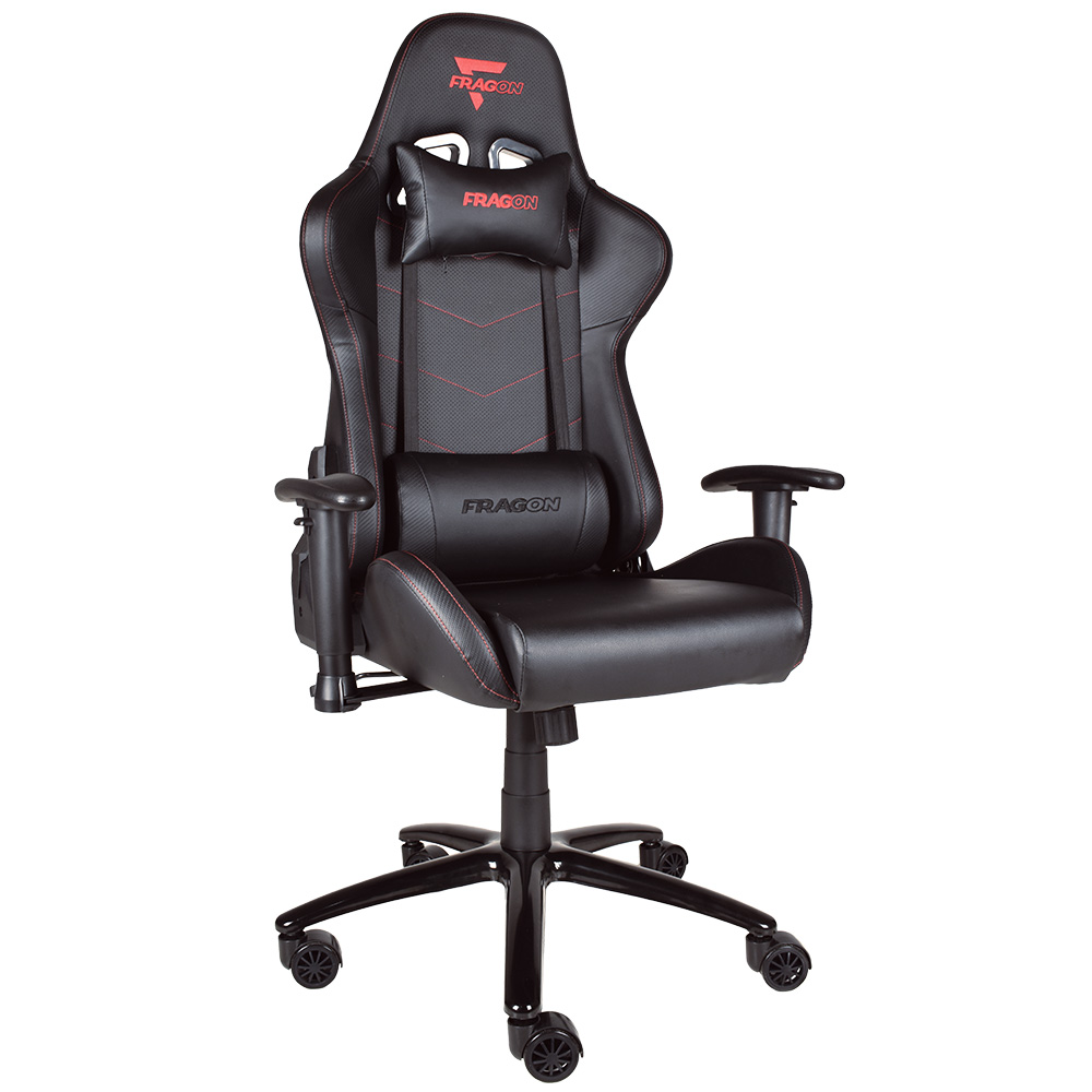 Sedia da gaming nera con cuciture rosse, cuscini per testa e schiena.