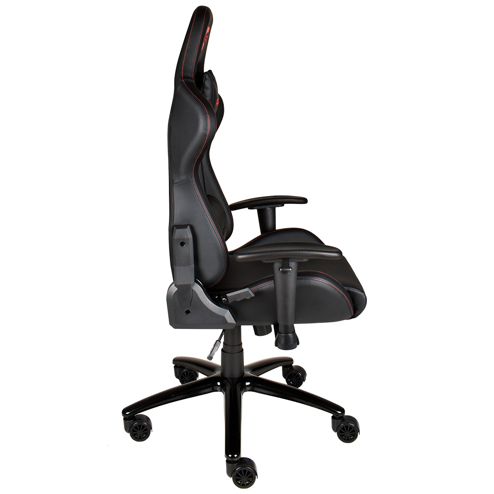 Sedia da gaming nera con cuciture rosse, vista di lato su sfondo bianco.