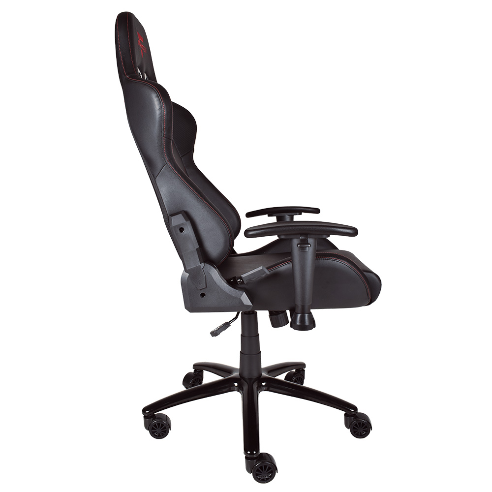 Sedia da gaming nera con cuciture rosse e braccioli regolabili su sfondo bianco.