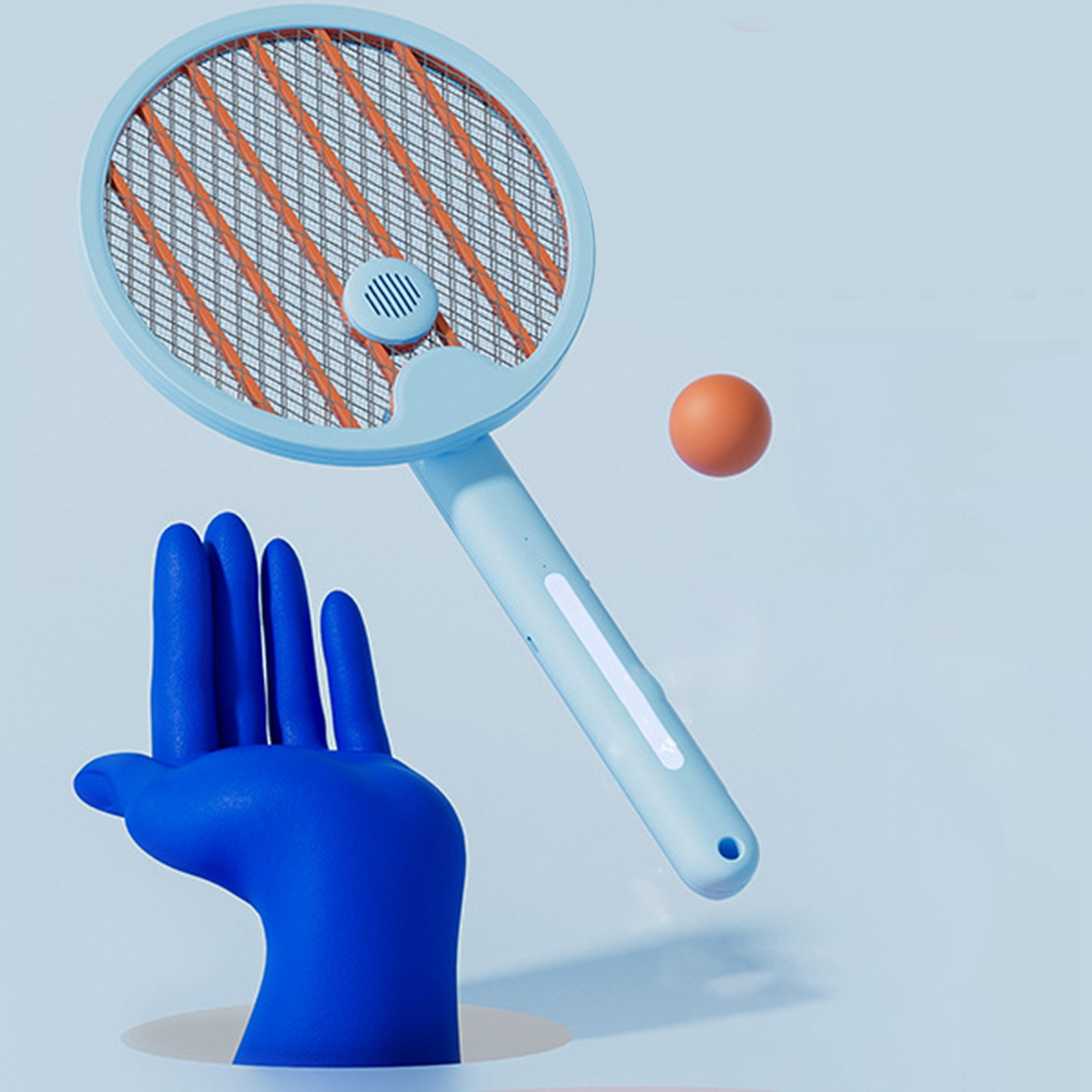 Eine blaue Hand greift nach einem blauen Fliegenklatschen mit orangen Drähten und einem Ball.