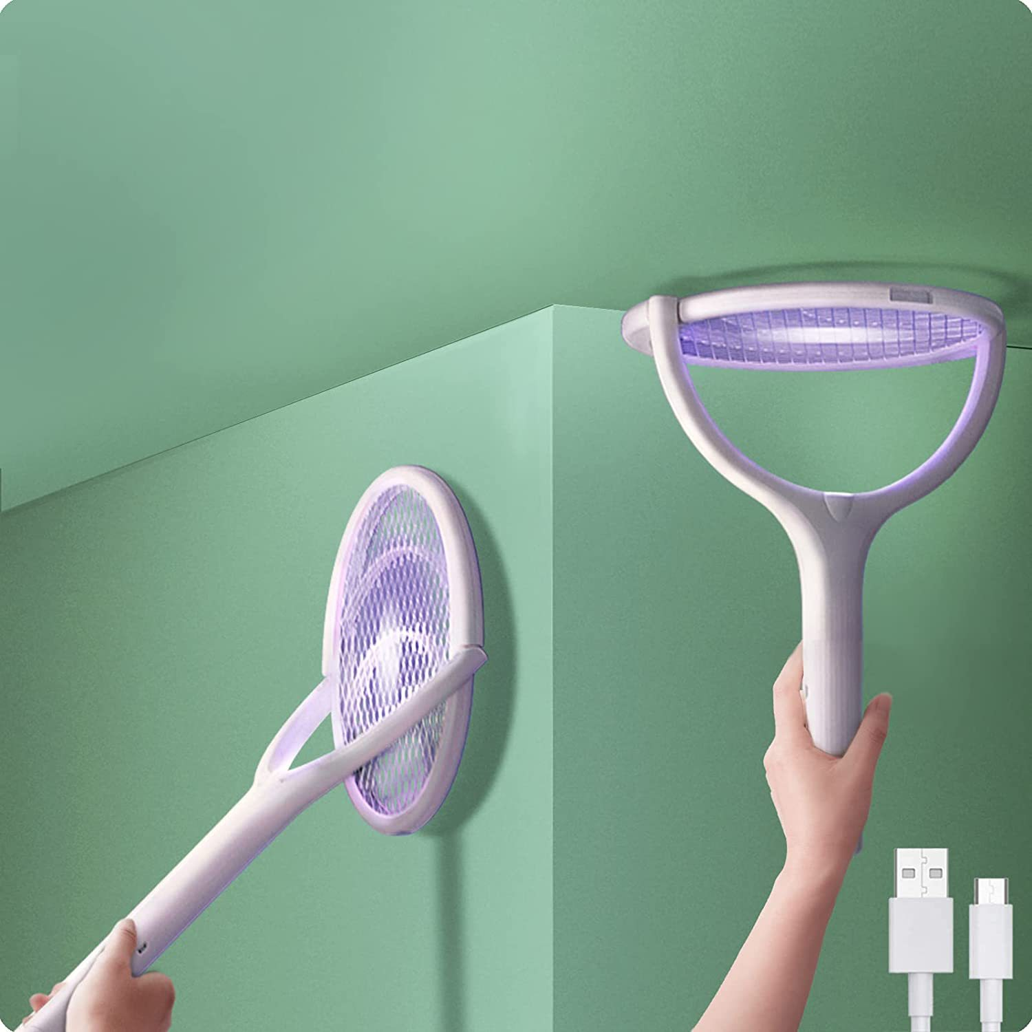 Zwei weiße elektrische Fliegenklatschen mit violettem Licht hängen an einer grünen Wand.