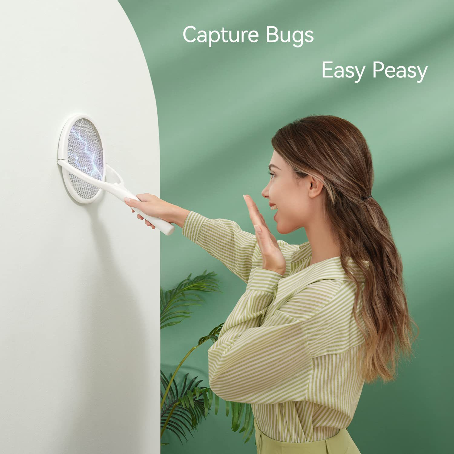 Frau mit Fliegenklatsche an der Wand, die Insekten fängt.