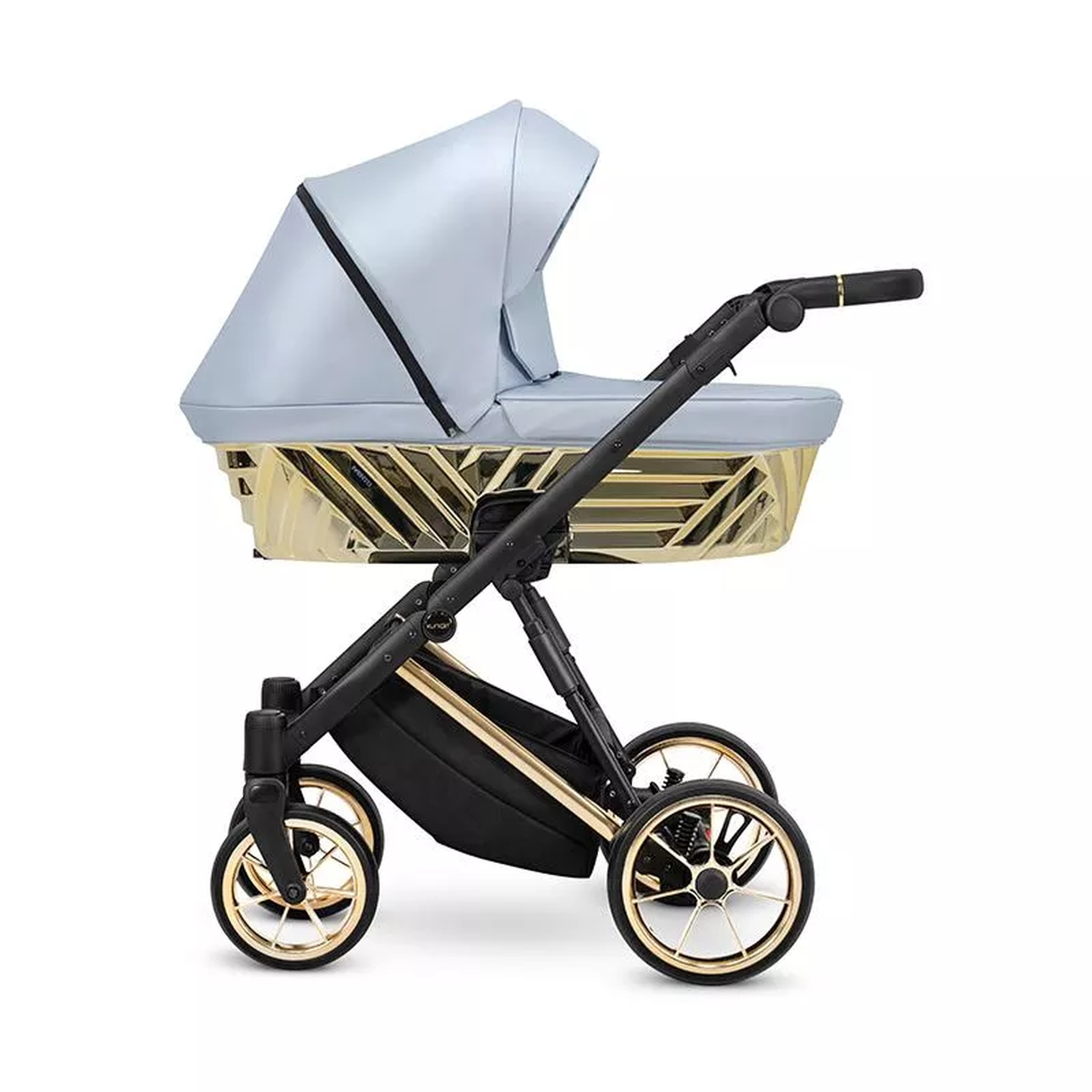 Ein stilvoller Kinderwagen mit hellblauem Verdeck und goldenen Akzenten.