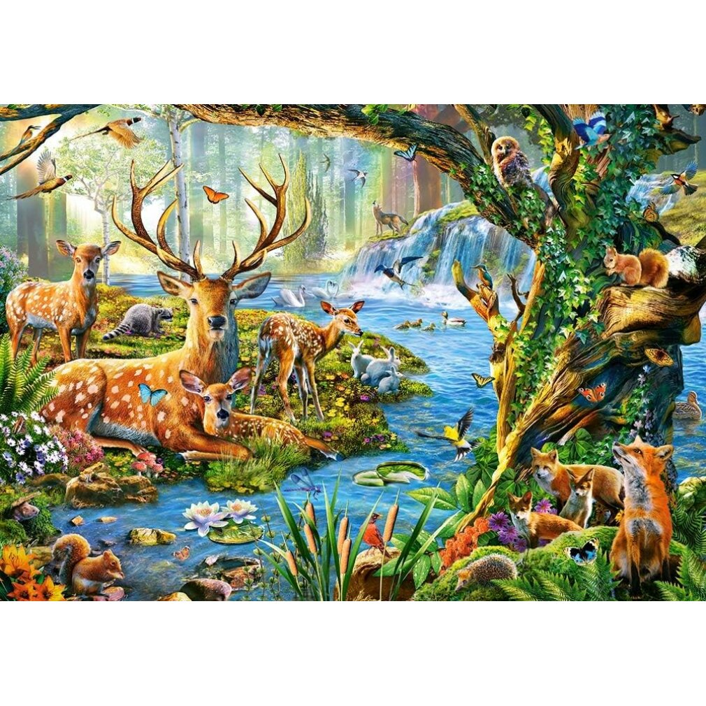 Un ciervo con astas grandes está junto a un río con animales y árboles en un bosque frondoso.
