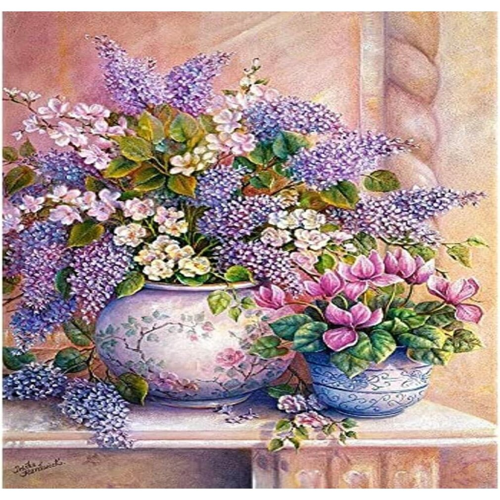 Dos jarrones con un exuberante arreglo de floraciones lilas y flores de ciclamen rosa.