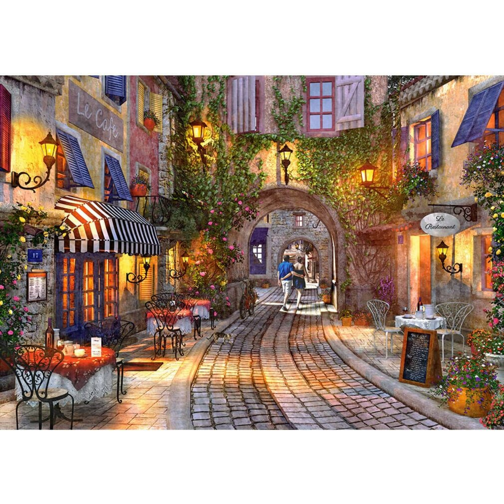 Una pareja camina por un callejón empedrado con cafés y flores.
