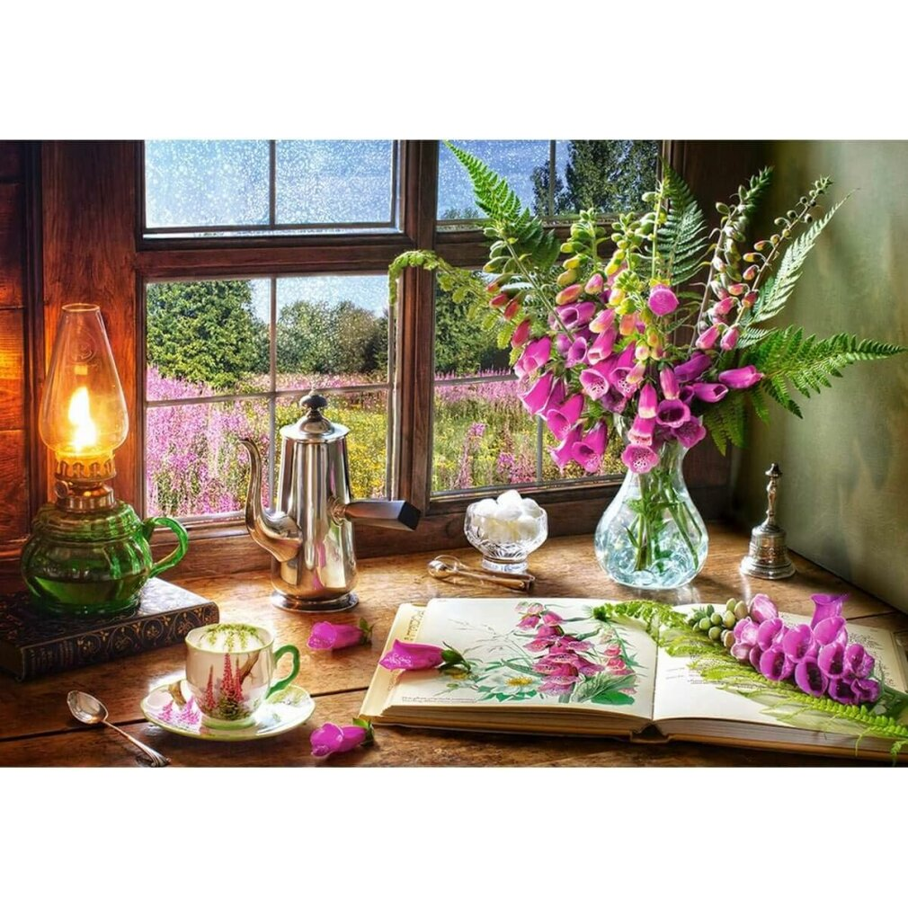 Ein Fenster mit Blumen, Teekanne, Lampe und Buch auf dem Tisch.