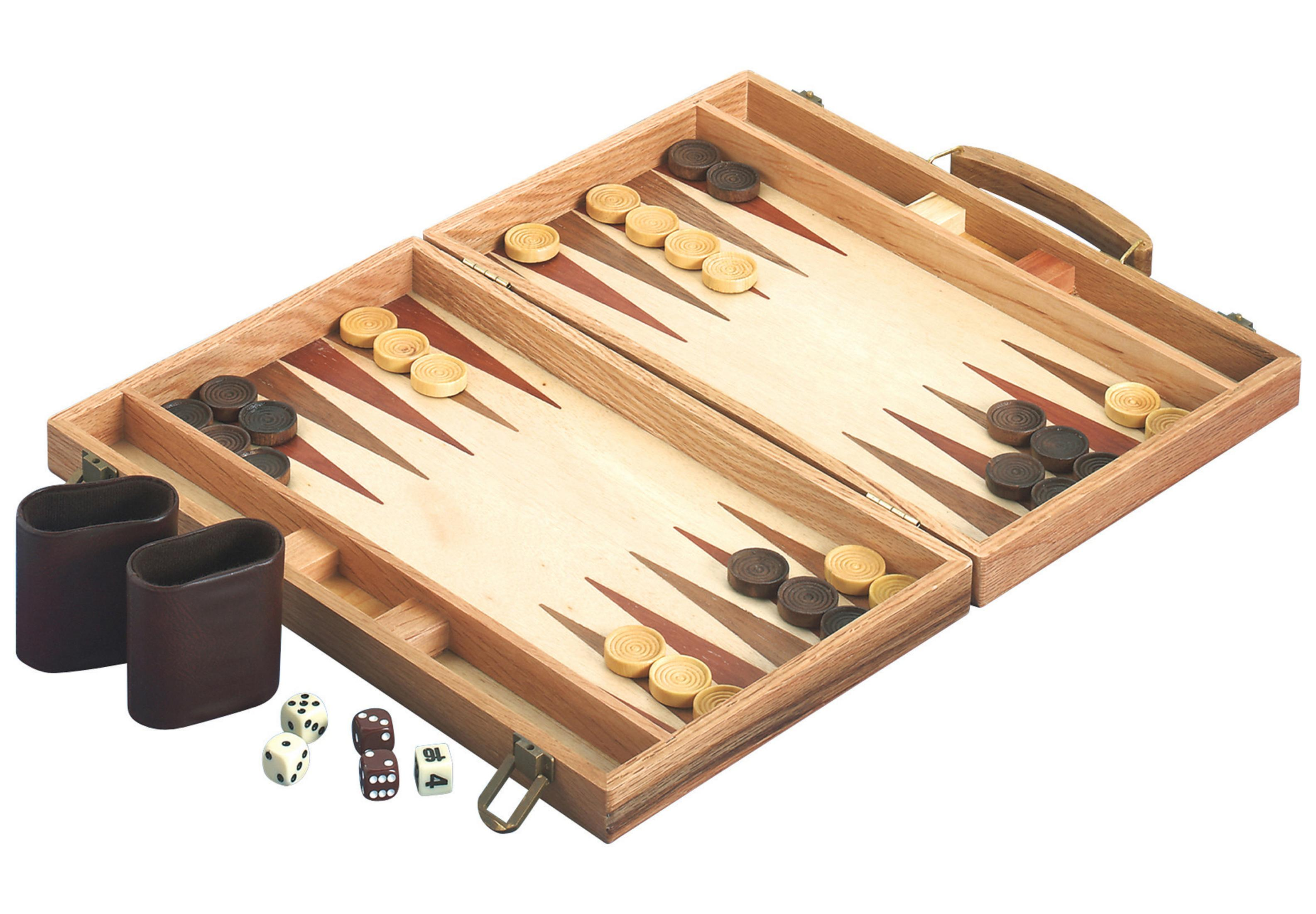 Ein hölzernes Backgammon-Set mit Spielsteinen, Würfeln und zwei Bechern auf weißem Grund.